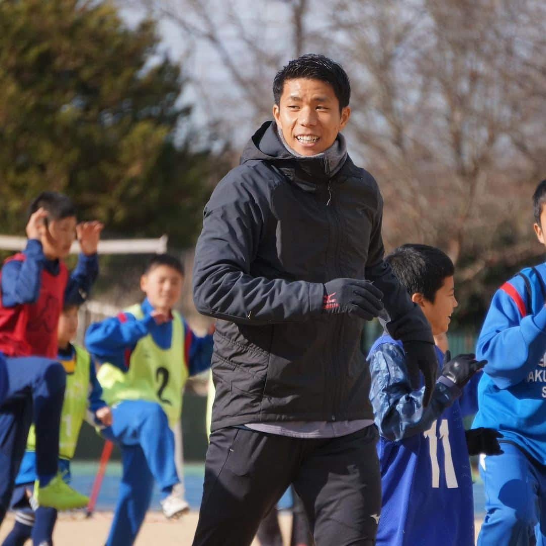 三丸拡さんのインスタグラム写真 - (三丸拡Instagram)「2020.1.5 . 僕の地元である栃木県小山市で子ども達とサッカーしました！！ . プロサッカー選手と触れ合う機会の少ない小山市の子ども達にとって、忘れられない思い出になればと思い企画しました。 . 結果として子ども達よりも選手の方が楽しんでいた気もしますが、青木さん、徳真、太と一緒にプレーすることで色々と感じてもらえてたら嬉しいですね！ . 運営スタッフの方々、手伝ってくれた学生ボランティア、ジュニアユースの皆さん、そして協賛企業各社のおかげで素晴らしいイベントになりました。 ありがとうございました！ . #小山市サッカーフェスティバル2020 #青木剛 #鈴木徳真 #近藤太」1月6日 21時12分 - mitttsumaru