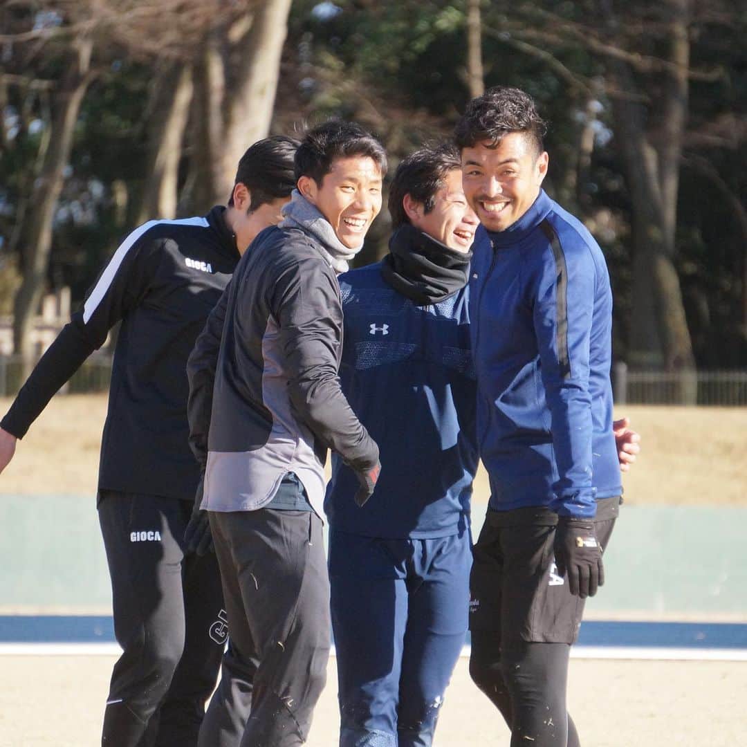 三丸拡さんのインスタグラム写真 - (三丸拡Instagram)「2020.1.5 . 僕の地元である栃木県小山市で子ども達とサッカーしました！！ . プロサッカー選手と触れ合う機会の少ない小山市の子ども達にとって、忘れられない思い出になればと思い企画しました。 . 結果として子ども達よりも選手の方が楽しんでいた気もしますが、青木さん、徳真、太と一緒にプレーすることで色々と感じてもらえてたら嬉しいですね！ . 運営スタッフの方々、手伝ってくれた学生ボランティア、ジュニアユースの皆さん、そして協賛企業各社のおかげで素晴らしいイベントになりました。 ありがとうございました！ . #小山市サッカーフェスティバル2020 #青木剛 #鈴木徳真 #近藤太」1月6日 21時12分 - mitttsumaru