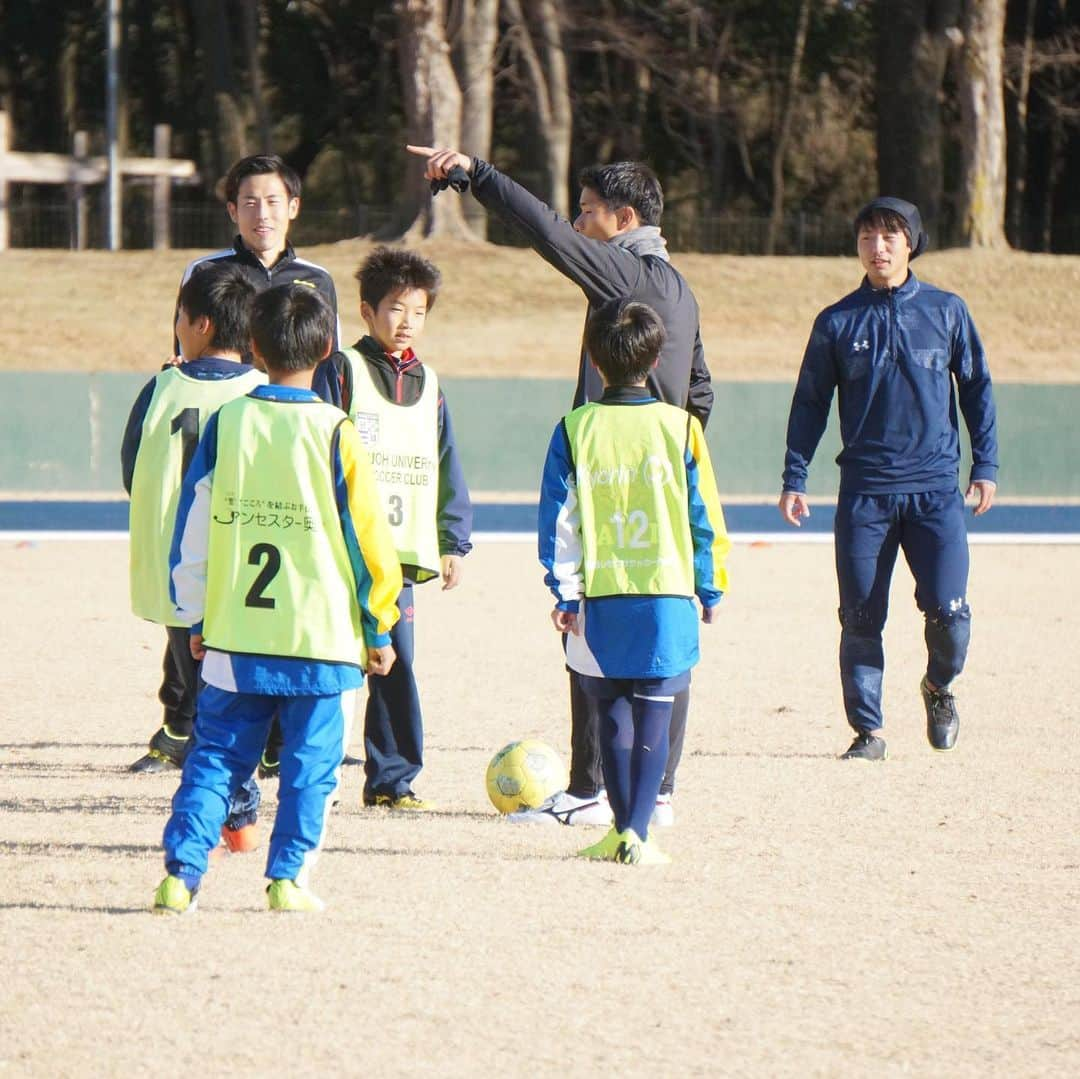 三丸拡さんのインスタグラム写真 - (三丸拡Instagram)「2020.1.5 . 僕の地元である栃木県小山市で子ども達とサッカーしました！！ . プロサッカー選手と触れ合う機会の少ない小山市の子ども達にとって、忘れられない思い出になればと思い企画しました。 . 結果として子ども達よりも選手の方が楽しんでいた気もしますが、青木さん、徳真、太と一緒にプレーすることで色々と感じてもらえてたら嬉しいですね！ . 運営スタッフの方々、手伝ってくれた学生ボランティア、ジュニアユースの皆さん、そして協賛企業各社のおかげで素晴らしいイベントになりました。 ありがとうございました！ . #小山市サッカーフェスティバル2020 #青木剛 #鈴木徳真 #近藤太」1月6日 21時12分 - mitttsumaru