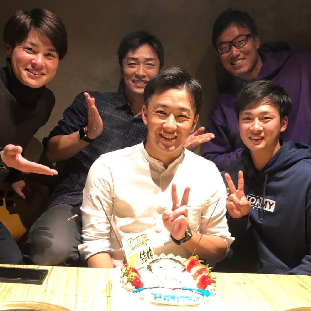 和田毅さんのインスタグラム写真 - (和田毅Instagram)「明日からこのメンバーで頑張ります！ #斎藤佑樹 #結婚おめでとう #なぜかピースが2人 #佑樹はわかる #健史はなぜ？」1月6日 21時08分 - tsuyoshiwada.21