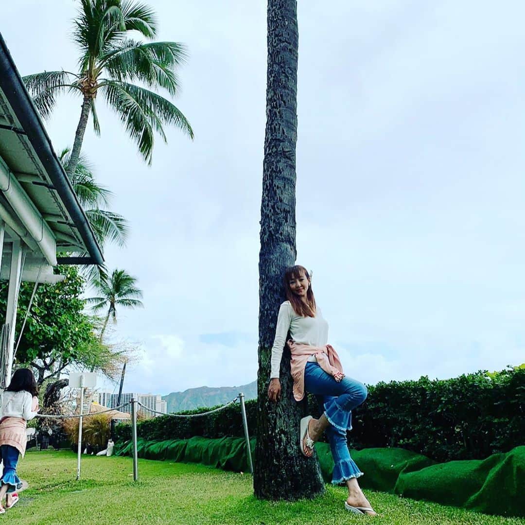 のインスタグラム：「昔よく宿泊もしていたハレクラニにあるオーキッドでランチ🍽🥂 大好きなテラス席でのランチはとっても気持ち良くてつい長居してしまいます☺️ 子供達も心地良い風と光に包まれていつまでも遊んでいられるようです☺️ Orchidsも好きなレストランの１つです😊  #orchids#lamerhawaii#orchid halekulani#halekulani#オーキッドハレクラニ#ハレクラニ#オーキッド#お正月#ハワイ#hawaii#lunch#ランチ#神田うの#unokanda#uno#心地良い昼下がり#気持ちが良い時間#昼シャン🍾 #昼シャン🥂#昼シャンパン#昼シャン最高」