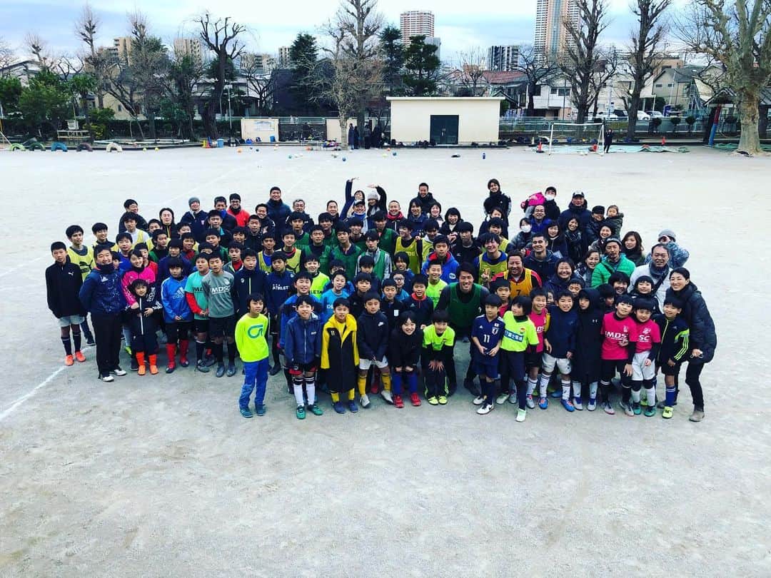 新井一耀のインスタグラム：「あけましておめでとうございます🎍 今日からチームが始動しました！ 2020年いい年になるように全力でプレーします！ 写真はオフ期間の市川真間の初蹴り⚽️ 真間小久々に行ったけど全然変わってなかった！ 楽しい時間を過ごせました😁 #2020 #ジェフユナイテッド市原千葉 #真間小学校 #今年も応援よろしくお願いします」