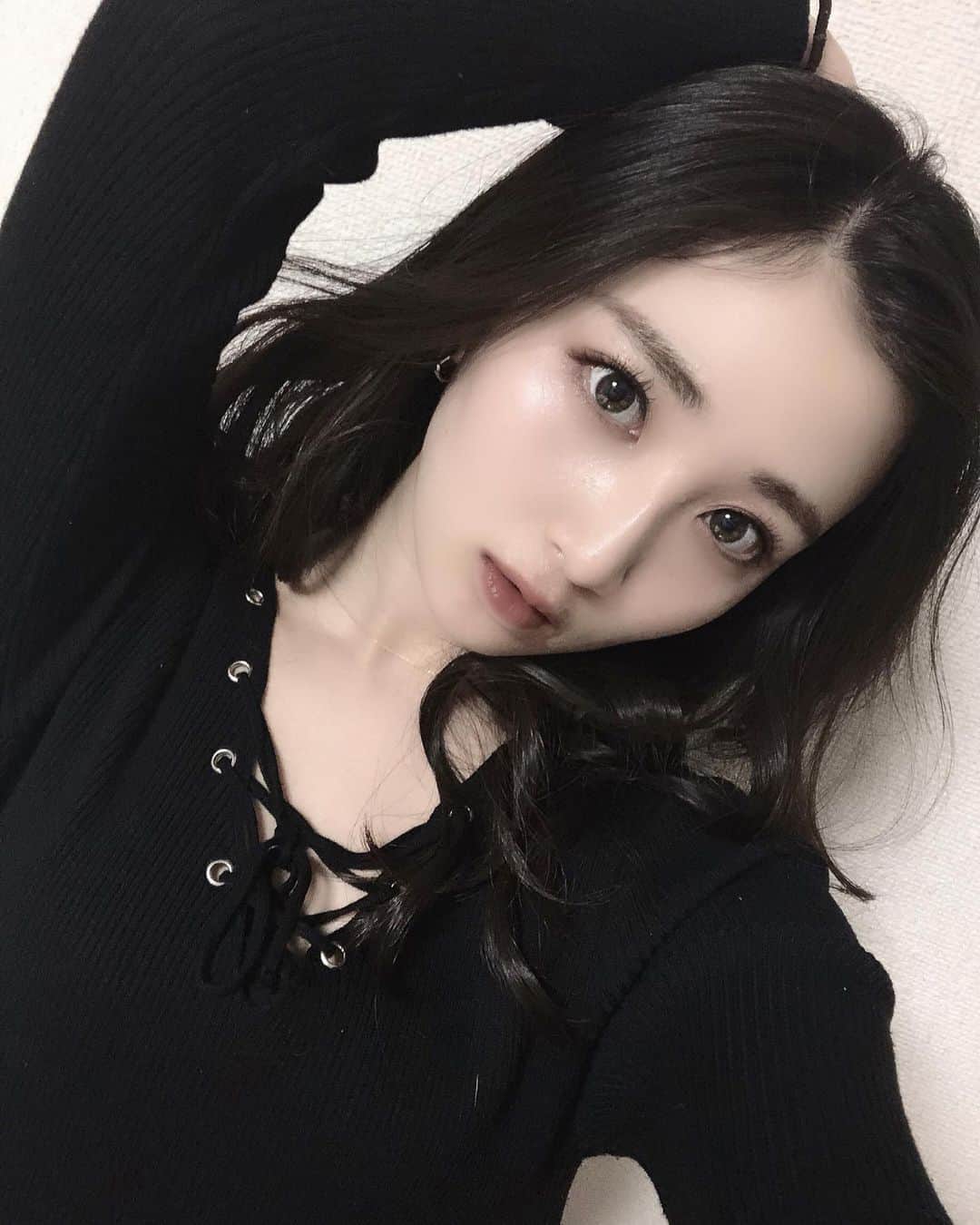 小磯陽香のインスタグラム：「22歳になりました！ おめでとう言ってくれた人ありがとう🥰 今まで優しく見守ってくれて本当にありがとうございます！ やりたいようにやれてるのもみんながいつも支えてくれてるおかげだって思ってます。 舞台やったら絶対一回は来てくれるし、全通してくれる人もいるし🥺 遠くて来られないって人も、ツイートしたら、お疲れ様って言ってくれるし、いつもコメントで元気もらってます！ それだけじゃないんだよ！ まだまだ数字が大きく影響してくる世界なので、そのひとつ一つが凄くありがたいんです🥺 だからいつもいつもありがとう😌  これからも、自分らしく自分のペースでを忘れないように頑張っていきたいと思います！ これからも応援よろしくお願いします🧏🏻‍♀️💓 #誕生日 #22歳 #頑張るよ #😌#小磯陽香」