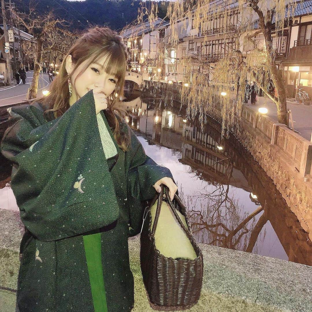 伊藤りかさんのインスタグラム写真 - (伊藤りかInstagram)「． 今日は城崎温泉に来ています..！ 外湯巡りは、少し肌寒いので 体調の事を考えてやめておく事にしました😌 (軽くお散歩するだけでも楽しかったよ✩) * 妊婦さんで城崎温泉に来る方は、 早めにチェックインして太陽があるうちに 外湯を軽く巡るのがオススメかもです。。❤︎ * 今から旅館の貸切風呂で温まってきます◌ 明日はお散歩と食べ歩きを予定..！🤞🏻♡ (でもお天気は雨予報なのでちょっと心配。🥺) * #女の子 #ぱっつん前髪 #可愛い #ミディアムヘア #ゆる巻き #シースルーバング  #夫婦旅行 #城崎温泉 #城崎 #マタニティ旅行 #温泉旅行 #妊婦 #妊婦コーデ #妊婦生活 #マタニティライフ #ハーフアップ #ハーフアップアレンジ #温泉 #温泉デート #着物 #妊娠7ヶ月 #hair #hairarrange #makeup #make #trip #伊藤りか #snsクリエイター」1月6日 21時13分 - rrrika.i