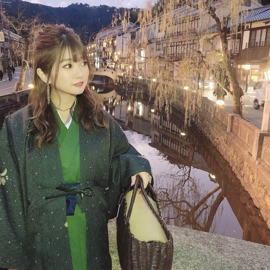 伊藤りかさんのインスタグラム写真 - (伊藤りかInstagram)「． 今日は城崎温泉に来ています..！ 外湯巡りは、少し肌寒いので 体調の事を考えてやめておく事にしました😌 (軽くお散歩するだけでも楽しかったよ✩) * 妊婦さんで城崎温泉に来る方は、 早めにチェックインして太陽があるうちに 外湯を軽く巡るのがオススメかもです。。❤︎ * 今から旅館の貸切風呂で温まってきます◌ 明日はお散歩と食べ歩きを予定..！🤞🏻♡ (でもお天気は雨予報なのでちょっと心配。🥺) * #女の子 #ぱっつん前髪 #可愛い #ミディアムヘア #ゆる巻き #シースルーバング  #夫婦旅行 #城崎温泉 #城崎 #マタニティ旅行 #温泉旅行 #妊婦 #妊婦コーデ #妊婦生活 #マタニティライフ #ハーフアップ #ハーフアップアレンジ #温泉 #温泉デート #着物 #妊娠7ヶ月 #hair #hairarrange #makeup #make #trip #伊藤りか #snsクリエイター」1月6日 21時13分 - rrrika.i