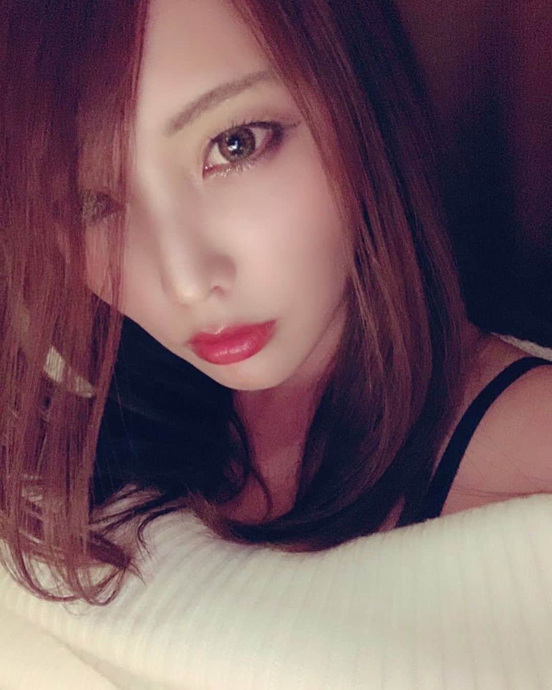 新村あかりのインスタグラム：「前髪流すスタイルどうでしょ？💕 #前髪アレンジ  #新村あかり  #自画撮り」