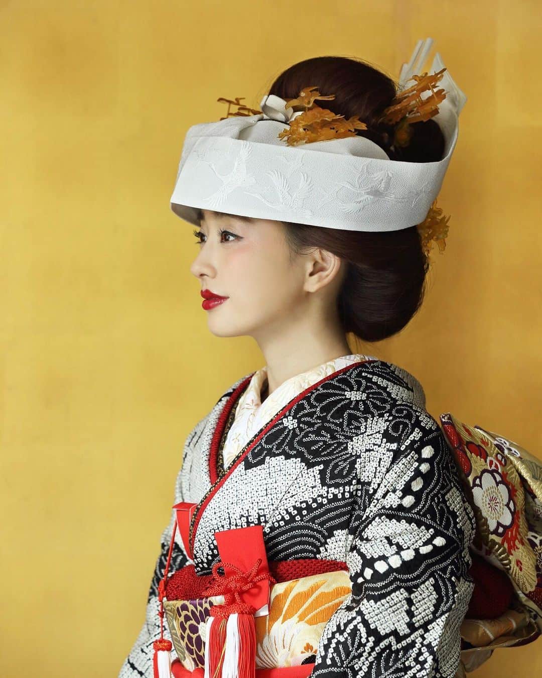 のインスタグラム：「明けましておめでとうございます🐁 新年のご挨拶出遅れてしまいました🙇‍♀️🙇‍♀️ ✴︎ 私は年明け早々に風邪をひきましたが休日外来のお陰か 患者0🔜1番診察🥺初lucky get✨笑 なぜかこれまで1度もインフルにはかからないから 今年も記録保持するぞぉ〜(人生の目標)🙋🏻‍♀️🎶 皆様もお休みの不意打ちご注意下さいね！！ ✴︎ 今年はやりたいことがたくさんあってわくわくしてる年！！ 皆様にとっても素敵な2020年になりますよーに🎶 今年も宜しくお願いします！！ 🎫🎗🎪🩰🎼🎬🥂🧀🧶🧳 写真は大大大お気に入りpic お問合せ多数の萬屋さん 地毛で高島田してるよ💋 ✴︎ #2020#新年#子年 #和装#chisawedding #今年は何回結婚するかな🤪 #はまちゅう#松永ちさと」