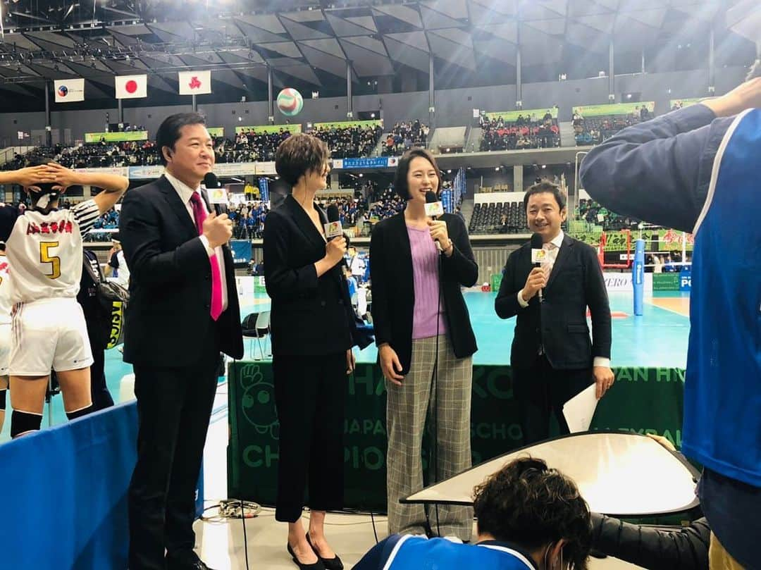 大山加奈さんのインスタグラム写真 - (大山加奈Instagram)「. . 春の高校バレー 2回戦 . 金蘭会×安来の解説と 松本国際の選手たちに インタビューをさせてもらいました‼︎ . . インタビューに答えてくれたのは エースの柳田選手と セッターの板井選手。 2人ともキラッキラな瞳で 一生懸命答えてくれて感動🥺 その純粋さに心が浄化されました… とってもとっても素敵な選手たちで 一気にファンになっちゃいました‼︎ . 明日からの活躍も楽しみにしています💓 . . インハイ優勝の就実が敗れるという 波乱も起こった大会2日目。 インハイ女王も国体女王もいない 大会3日目を迎えます。 過酷な過酷なダブルヘッダー。 明日も選手たちの頑張りを見届け みなさまにお伝えしていきます‼︎ . . 怪我なくすべての力を 出し尽くせますように。 . . 今夜も0:55〜ぜひご覧くださいね📺 . . バレーボールをやっている 姪っ子ちゃん、甥っ子くんを連れて 観戦にきていたこにわさんにも 久しぶりにお会いすることができました😊‼︎ . . ‪#春の高校バレー #春高バレー2020 ‬ ‪#春高 #フジテレビ #スポーツブル‬ #こにわさん #松本国際」1月6日 21時18分 - kanaoyama0619