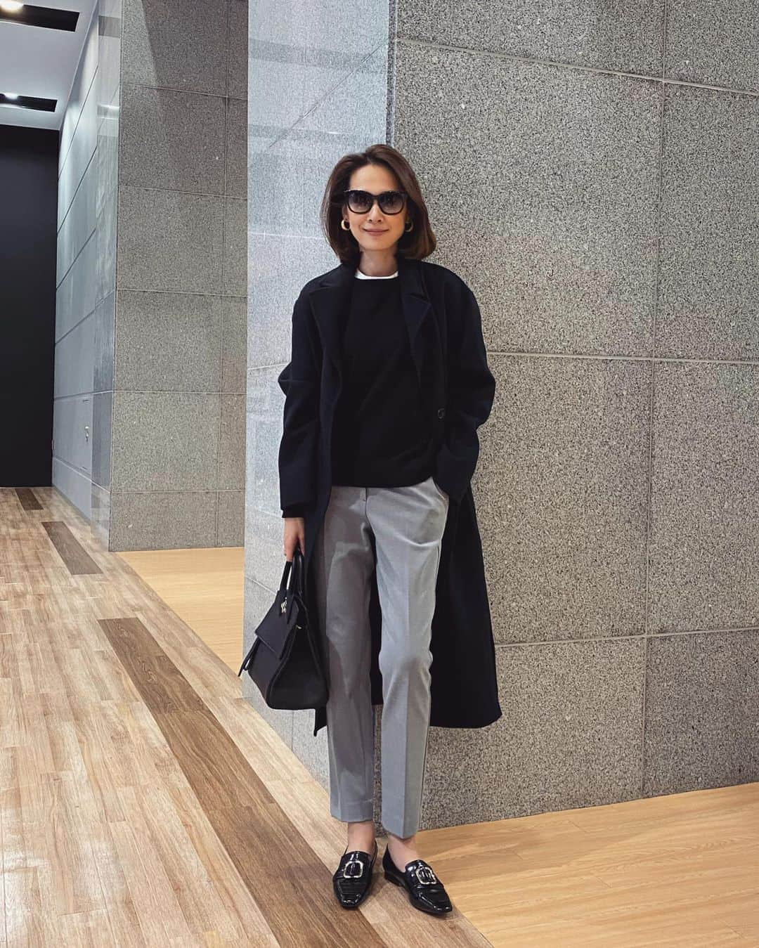 MAICOさんのインスタグラム写真 - (MAICOInstagram)「#outfit  Coat... @comptoirdescotonniers_japan Knit... @urs_official Pants... @plst_official  昨日のポストの全身です😊 白・黒・グレーにアクセサリーと持ちものでゴールドをプラスしました。」1月6日 21時24分 - maico0327