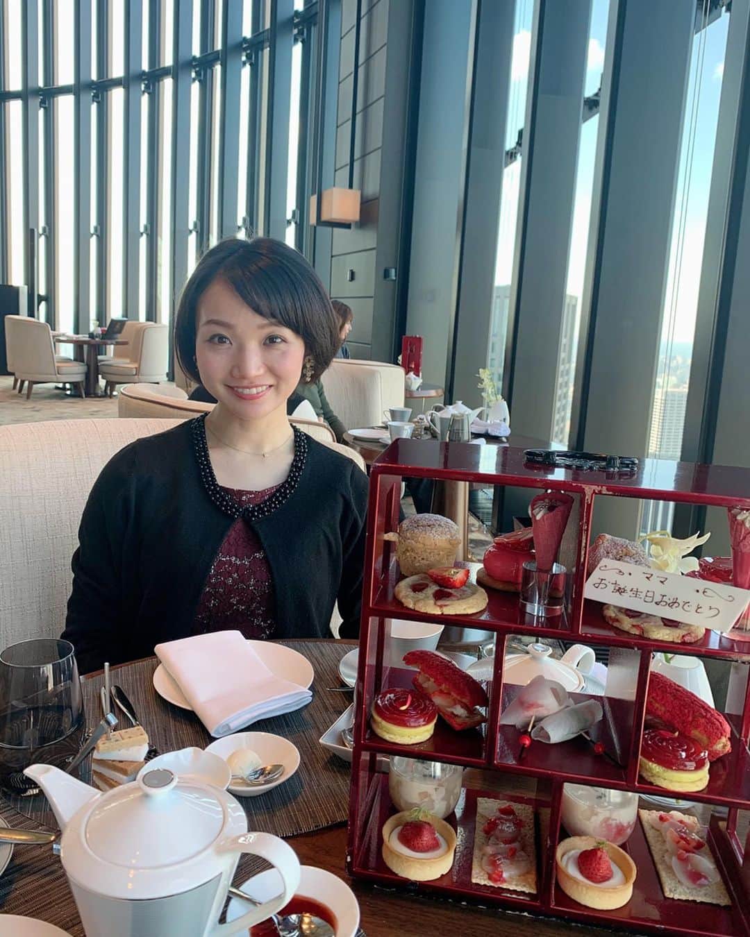 のインスタグラム：「🍓💓🍓💓🍓 ﻿ ﻿ 東京へ帰る前に1月が誕生日の母のお祝いに🥰﻿ イチゴのアフタヌーンティーへ行きました😉🍓﻿ 可愛いくて食べるの勿体なかったなぁ🤭🤣💕﻿ ゆっくり母娘時間を過ごせました☺️﻿ ママおめでとう🥂💕﻿ ﻿ ﻿ #afternoontea#conradosaka#happybirthday #コンラッド#アフタヌーンティー#イチゴ#ストロベリー#🍓﻿」