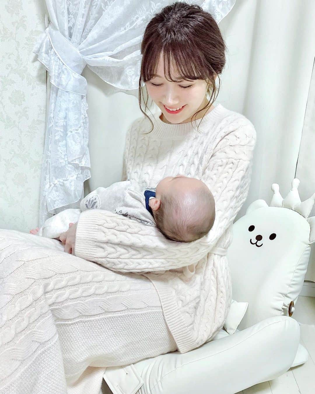 のインスタグラム：「前にご紹介したベビーチェア『テディハグ @teddyhug.staff 』🐻❤️⠀ ⠀ 「何キロの子まで使えますか？」とコメント頂いていたのですが、授乳チェアとしても使えるものなので大人でも座れます💓 (ちなみにサイトで調べたところ70kgまで対応だそうです！)⠀ ⠀ ソファでの授乳は姿勢がちょっと辛くて肩こりが悪化してたんだけど、テディハグに座って授乳するとすごく楽で😭🙏✨ 👶が太ももの上でちょうど良い高さにフィットするから、腕の力がいらないんです🥺 授乳クッションを使わなくて良いのがほんとに楽😭⠀ ⠀ べビーチェアとしてはもちろんだけど、最近は授乳の時に本当に助かってるよ🥰 ・ ・ ・ #男の子ママ#生後3ヶ月#テディハグ#泣かないイス#ユーザーモデル#ベビーチェア#プレミアムエア#ベビー用品#ベビーグッズ#授乳クッション#赤ちゃん用品」