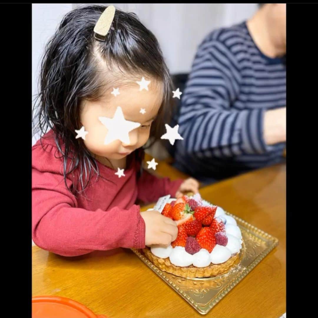 中川真依さんのインスタグラム写真 - (中川真依Instagram)「. じぃじ🧓🏻Happy  Birthday🎉✨ 娘が選んだケーキでお祝いしました👏🥳✨ じぃじのお仕事が終わるのを今か今かと待っていた娘😆 じぃじ Happy Birthday ✨と言って自分でろうそくを消して大満足の様子でした😂🎂✨ 上のイチゴをほとんど食べられ最後には可哀想なケーキになっていたけど、じぃじが喜んでいたのでまぁいいか🤪 #じいじのお誕生日 #じいじと孫 #happybirthday #65歳 #まだまだ元気」1月6日 21時40分 - maimai.47