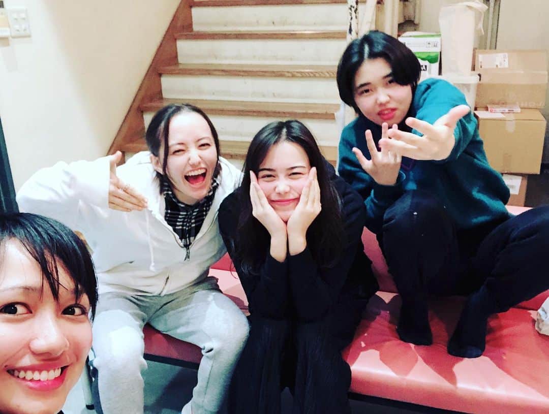 豊原江理佳さんのインスタグラム写真 - (豊原江理佳Instagram)「#根本宗子 さん演出の舞台 『そのバレリーナの公演はあの子のものじゃないのです。』の英語版、『Whose playing that “ballerina”？』の絶賛稽古中です。  個性の強い皆。 ケータリング前のソファに1回座るとめっちゃ話が盛り上がります😂 女の子ばかりの現場だからか、高校時代(女子校だったので)を思い出してめちゃくちゃ楽しいです🏃‍♀️ もっとブラッシュアップして、皆の個性が輝く素敵な作品にしたいな…💓 https://gekkannemoto.wixsite.com/home/bessatsu」1月6日 21時45分 - erika_lunat