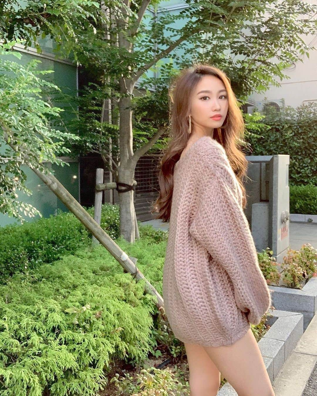 美女美容事情さんのインスタグラム写真 - (美女美容事情Instagram)「《チャームポイントは⁉️なるほど‼️🥰》⁠⠀ *⁠⠀ リポストを使って、素敵な写真📷✨を投稿されてる方を紹介させて頂く⠀⠀⠀⁠⠀ 【💄美女美容事情💅】のコーナーです✨⁠⠀ *⠀⠀⠀⠀⠀⠀⁠⠀ いいねやコメント、フォローして応援してね❤︎🥰🎶⁣⁠⠀ *⠀⠀⠀⠀⠀⠀⁠⠀ 今回ご紹介させて頂きますのは❤︎⁠⠀ M i s a k iさん< @y.bellafiorire >の素敵なお写真📸⁠⠀ *⁠⠀ ⁠ざっくり編みニットのチャームポイントは袖がキュッと絞られた感じとのこと💕たまらなく可愛いと仰る通り、キュートで女性らしいラインが演出されています😊⠀ 色気と美しさを兼ね備えた感じに憧れます❤️⠀ *⠀⁠⠀ M i s a k iさんのアカウントには他にも素晴らしい投稿が沢山ありますので是非覗いてみてくださいね💁‍♀️💙⁠⠀ *⠀⁠⠀ M i s a k iさん< @y.bellafiorire >⁠⠀ 素敵な投稿ありがとうございました☺️📸✨⠀⠀⠀⠀⠀⠀⠀⁠⠀ △▼△▼△▼△▼△▼△▼△▼△▼△▼⠀⠀⠀⠀⠀⠀⠀⠀⠀⠀⠀⠀⠀⠀⠀⠀⠀⠀⠀⠀⠀⠀⠀⠀⠀⠀⠀⠀⠀⠀⠀⠀⁠⠀ ❤🧡💛「美女美容事情」💚💙💜⠀⠀⠀⠀⠀⠀⠀⠀⠀⠀⠀⠀⠀⠀⁠⠀ 👇掲載ご希望の方は👇⠀⠀⠀⠀⠀⠀⠀⠀⠀⠀⠀⠀⠀⠀⠀⁠⠀ @b_b_j.jタグ付けと🖤 ビジョビ⠀🖤タグ付けお願いします✨⠀⠀⠀⠀⠀⠀⠀⠀⠀⠀⠀⠀⠀⠀⠀⁠⠀ ――――――――――――――――⠀⠀⠀⠀⠀⠀⠀⠀⠀⠀⠀⠀⠀⠀⁠⠀ ～姉妹アカウントのご紹介～⠀⠀⠀⠀⠀⠀⠀⠀⠀⠀⠀⠀⠀⠀⠀⠀⠀⠀⠀⠀⠀⠀⠀⠀⠀⠀⁠⠀ ◇美容情報を紹介している«美女美容事情～Beauty～»⠀⠀⠀⠀⠀⠀⠀⠀⠀⠀⠀⠀⠀⠀⠀⠀⠀⠀⠀⠀⠀⠀⠀⠀⠀⁠⠀ ( @b_b_j.j_b )⠀⠀⠀⠀⠀⠀⠀⠀⠀⠀⠀⠀⠀⠀⠀⠀⠀⠀⠀⠀⠀⠀⠀⠀⠀⠀⁠⠀ ◇美しい旅スポット紹介をしている«美 spot»⠀⠀⠀⠀⠀⠀⠀⠀⠀⠀⠀⠀⠀⠀⠀⠀⠀⠀⠀⠀⠀⠀⠀⠀⁠⠀ ( @b__spo )⠀⁠⠀ ⠀⠀⠀⠀⠀⠀⠀⠀⠀⠀⠀⠀⠀⠀⠀⠀⠀⠀⠀⠀⁠⠀ よかったらこちらも覗いてみてね✨⁠⠀ ――――――――――――――――⠀⠀⁠⠀ #ファッション #プチプラコーデ ⠀ #美白 #美脚⠀⠀⠀⠀⠀⠀⠀⠀⠀⠀⠀⠀⠀⠀⠀⠀⠀⠀⠀⠀⠀⠀ #お出かけコーデ #シンプルコーデ ⠀⠀⠀⠀ #カジュアルコーデ #大人コーデ ⠀⠀⠀⠀ #きれいめコーデ #美意識向上 ⠀⠀⠀⠀⠀⠀⠀⠀ #きれいめカジュアル ⠀ #スタイル抜群 ⠀⠀⠀⠀⠀⠀⠀⠀⠀ #女子力アップ #ボーダー ⠀⠀⠀⠀ #オトナ女子 #大人可愛い ⠀⠀⠀⠀⠀⠀⠀⠀⠀ #ファッションコーデ #ソックスブーツ⠀⠀⠀ #大人コーデ #春カラー ⠀⠀⠀⠀⠀⠀⠀⠀ #お洒落好き #インスタジェニック ⠀⠀⠀⠀⠀⠀ #オシャレさん #coordinate ⠀⠀⠀⠀⠀⠀⠀⠀ #ニット #コーディネート ⠀⠀⠀⠀⠀⠀⠀⠀⠀ #naturalbeauty #トレンド⠀⠀⠀⠀⠀⠀⠀⠀⠀⠀ #ニットワンピ」1月6日 21時51分 - b_b_j.j