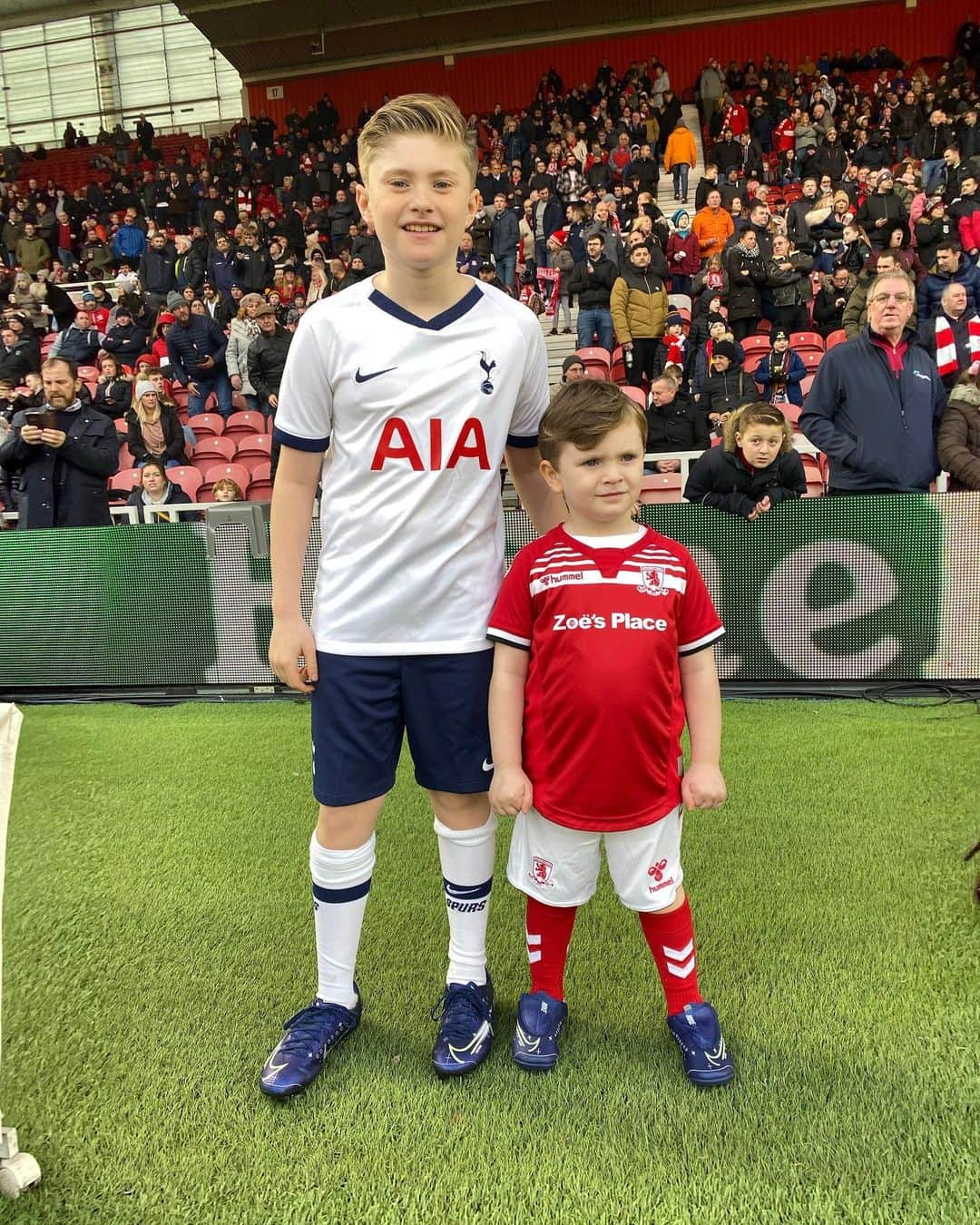 ロビー・キーンさんのインスタグラム写真 - (ロビー・キーンInstagram)「So little Hudson did this yesterday @theboroofficial v @spursofficial game 😂😂 @claudinekeane1 #mascots #brothers #goal #utb」1月6日 22時05分 - robbiekeane