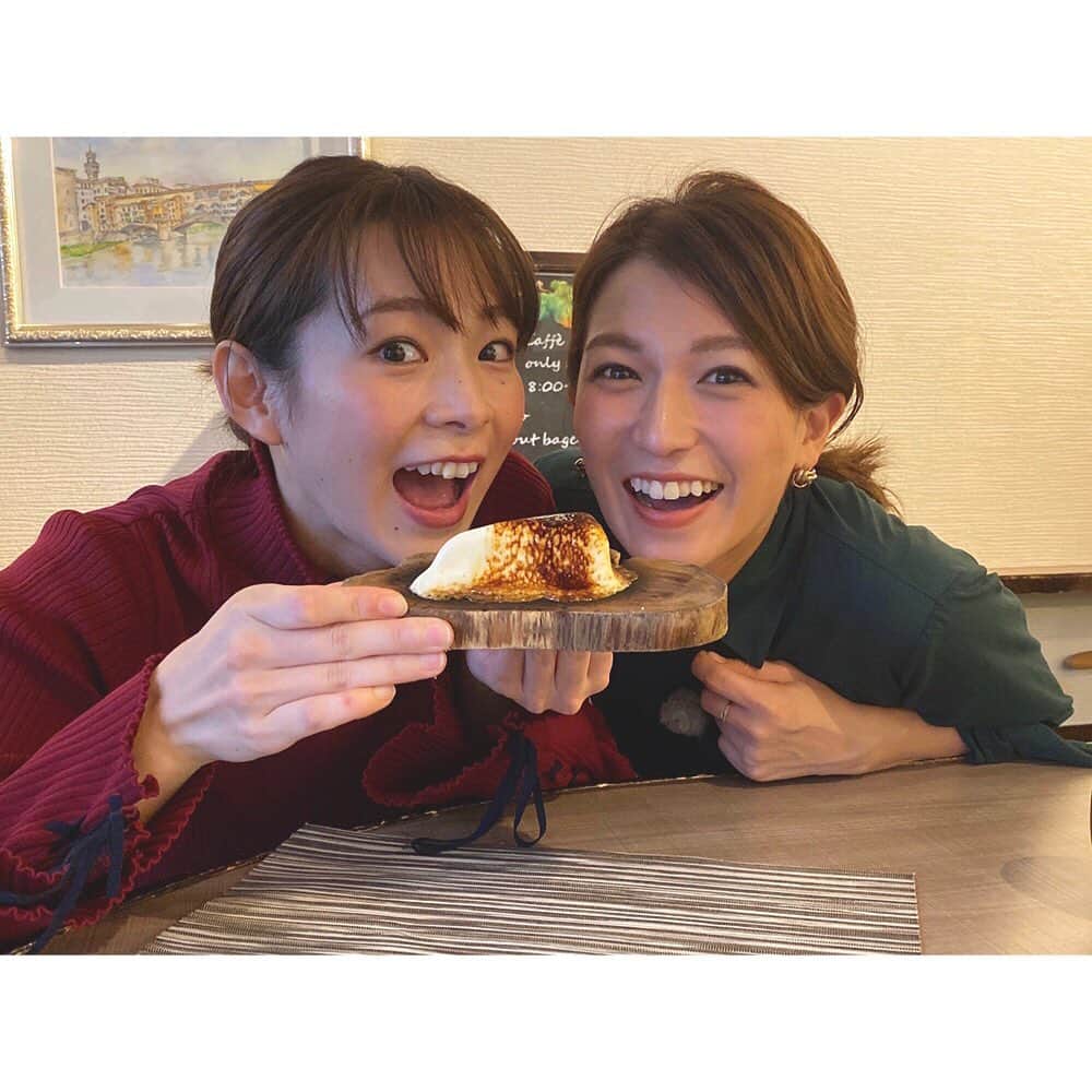 武田華奈のインスタグラム：「. クリスマスカラーの2人ですが、 あけましておめでとうございます☺︎🎍 年末にお休みをいただきハワイでの結婚式へ、大晦日までの3日間は県外でのロケ、そしてお正月の特番といままでの人生で一番慌ただしい年末年始になりました。 大掃除もできずお正月飾りもなくおせちも食べず…年が明けてしまいましたが、これから気持ちを追いつかせて新年モードに切り替えていきたいと思います。 . 30歳を迎えた今年のお正月は中学・高校の同窓会があり、頑張ってる同級生に刺激を受けました𓁋𓁋 . そしてこちらも同級生のひとみちゃん！2020年初めての明日のよかばんは東京で話題のスイーツを教えてもらいました𓆸 はからずもクリスマスカラーになって🎄息ぴったり！のよかばん女子コンビの珍しい組み合わせ、ぜひごらんくださいませ☺︎🍴 ディレクターも女子の女子ロケ、楽しかったなぁ♡」