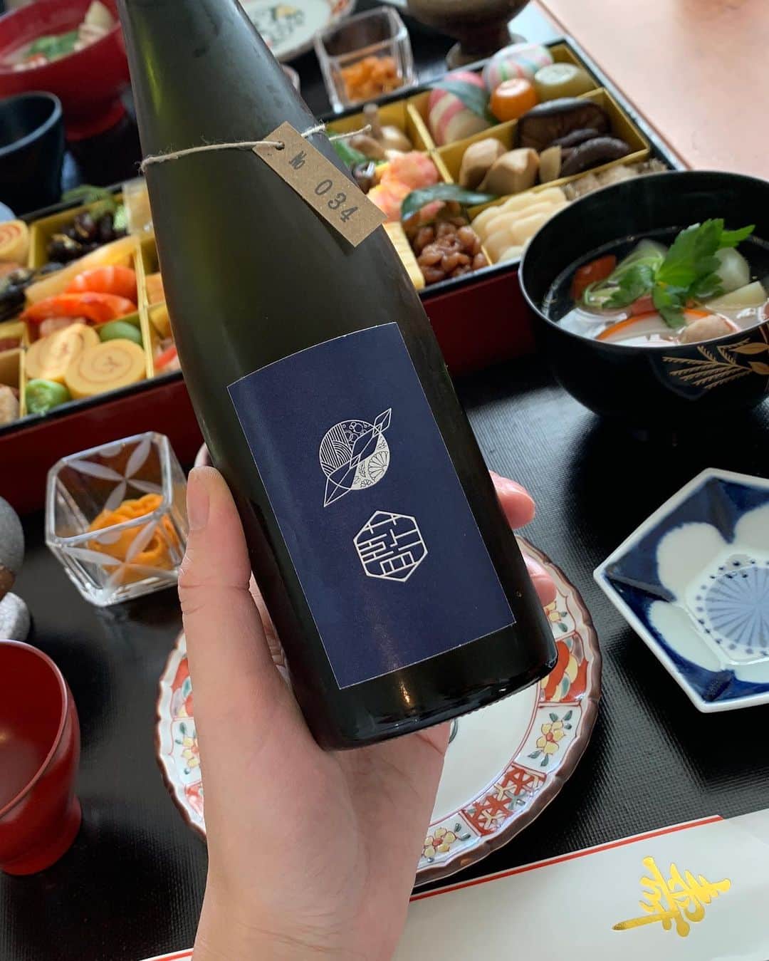 田沢美亜さんのインスタグラム写真 - (田沢美亜Instagram)「新年明けましておめでとうございます🎍  今年は東京でのんびりと過ごしたお正月でした。  新しい年が皆さまにとって 　幸多き年となりますように✨  本年もどうぞよろしく願い致します😊  #令和2年　#藍酒　#藍のある暮らし #tokyolife #uraku_tokyo #mia_no_wa_kokoro」1月6日 21時57分 - miatazawa