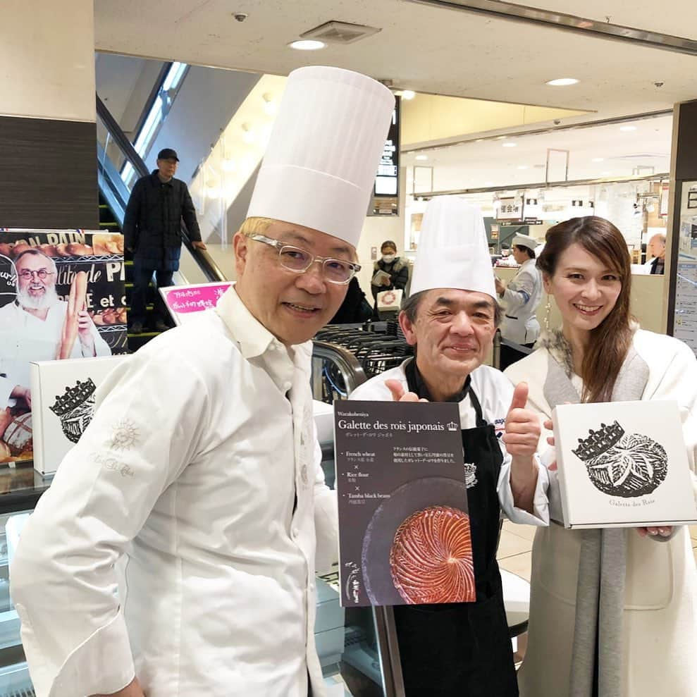 里井真由美さんのインスタグラム写真 - (里井真由美Instagram)「🇫🇷🇯🇵 フランスで新年を祝う伝統菓子「ガレットデ・ロ・ワ」〜👑✨ ・ ・ 1/6 今日が「公現祭」と言って、お祝いするど真ん中の日♡ トップ画像は「ビゴ東京」ガレットデロワ(直径18cm)です♪ ・ ・ 昨日1/5日は玉川高島屋S.Cでの超人気イベント❗️ 辻口博啓シェフ、「ビゴの店」藤森シェフによる「巨大ガレットデロワ(直径約90cm)」の無料振舞いが開催されました♡ ・ ・ 先着順でお並び頂き、大体120人前後くらいのお客様にシェフ自ら振る舞われます。8年続く大人気のイベントです ・ ・ 今年は並ばずにお写真撮るのに徹し、大きいガレットデロワは食べず♡、 店頭で販売されていたデロワを頂きガッツリ食べてまーす😆 ・ ・ お友達とシェアしたのですが、運良くフェーヴも当たりました♡ ・ ・ 二子玉川高島屋内 ●和楽紅屋 ● ビゴの店「オ・プティ・フリアンディーズ」 で、ガレットデロワは引き続き販売されています。ぜひ❤️ ・ ・ 会場ではジャーナリストの皆様にお会いできシェフ達ともお写真ご一緒しました♡感謝♡ ・ ・ #ガレットデロワ#二子玉川高島屋#辻口博啓 #辻口シェフ #エピファニー #ビゴの店 #ビゴ東京 #玉川高島屋#玉川高島屋sc  #栗スイーツ#モンブラン#モンブラン巡り#和栗#和栗のモンブラン#栗#フランス栗#里井真由美#1級フードアナリスト里井真由美#さといいね#栗スイーツ#デパ地下#ホテルスイーツ#デパ地下スイーツ#ホテル#ありが糖運動#まゆログ#フードジャーナリスト里井真由美」1月6日 21時58分 - mayumi.satoi