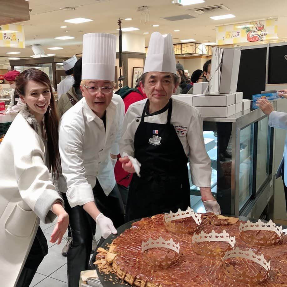 里井真由美さんのインスタグラム写真 - (里井真由美Instagram)「🇫🇷🇯🇵 フランスで新年を祝う伝統菓子「ガレットデ・ロ・ワ」〜👑✨ ・ ・ 1/6 今日が「公現祭」と言って、お祝いするど真ん中の日♡ トップ画像は「ビゴ東京」ガレットデロワ(直径18cm)です♪ ・ ・ 昨日1/5日は玉川高島屋S.Cでの超人気イベント❗️ 辻口博啓シェフ、「ビゴの店」藤森シェフによる「巨大ガレットデロワ(直径約90cm)」の無料振舞いが開催されました♡ ・ ・ 先着順でお並び頂き、大体120人前後くらいのお客様にシェフ自ら振る舞われます。8年続く大人気のイベントです ・ ・ 今年は並ばずにお写真撮るのに徹し、大きいガレットデロワは食べず♡、 店頭で販売されていたデロワを頂きガッツリ食べてまーす😆 ・ ・ お友達とシェアしたのですが、運良くフェーヴも当たりました♡ ・ ・ 二子玉川高島屋内 ●和楽紅屋 ● ビゴの店「オ・プティ・フリアンディーズ」 で、ガレットデロワは引き続き販売されています。ぜひ❤️ ・ ・ 会場ではジャーナリストの皆様にお会いできシェフ達ともお写真ご一緒しました♡感謝♡ ・ ・ #ガレットデロワ#二子玉川高島屋#辻口博啓 #辻口シェフ #エピファニー #ビゴの店 #ビゴ東京 #玉川高島屋#玉川高島屋sc  #栗スイーツ#モンブラン#モンブラン巡り#和栗#和栗のモンブラン#栗#フランス栗#里井真由美#1級フードアナリスト里井真由美#さといいね#栗スイーツ#デパ地下#ホテルスイーツ#デパ地下スイーツ#ホテル#ありが糖運動#まゆログ#フードジャーナリスト里井真由美」1月6日 21時58分 - mayumi.satoi