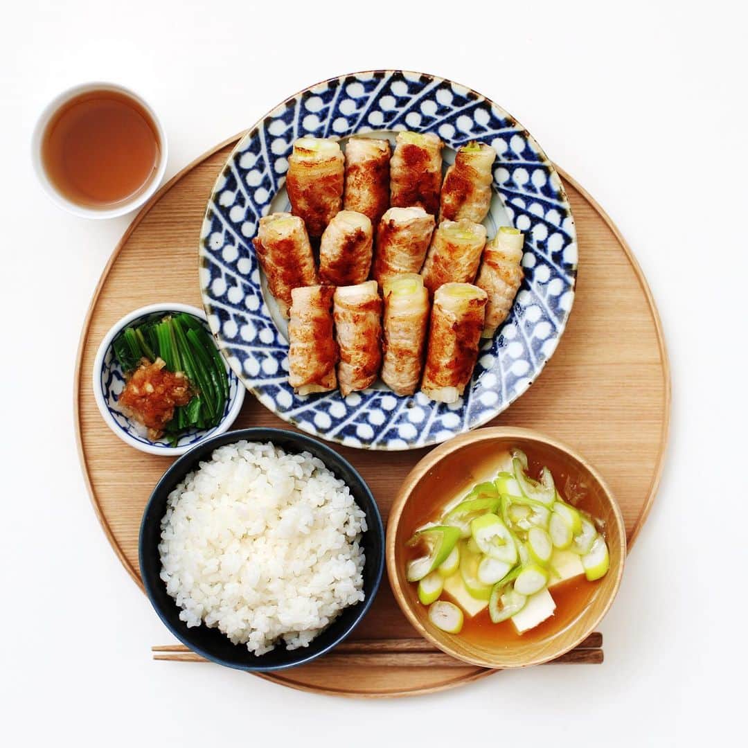 utoshさんのインスタグラム写真 - (utoshInstagram)「Japanese meal. #毎日の一汁二菜 今日はいい葱を買う事ができたので、とりあえず2本使って肉巻きに。 ネギの甘みたっぷりで、美味しく食べれる良いネギでした。 それと、ほうれん草と味噌汁で簡単ごはん。 . . 主菜・ネギの肉巻き 副菜・おろしほうれん草 汁物・豆腐味噌汁 飯物・白米 . . ぜひ一汁二菜を食卓に！そして副菜から食べてベジファースト #先ベジ作り置き を取り入れて！ . . ぜひ作ってみてくださいね。 No local No food おいしく楽しく！ . . #献立 #今日の一汁二菜 #一汁一菜 #とりあえず野菜食 #一汁野菜食 #一汁二菜 . #ellegourmet#lunch#brunch#breakfast#foodporn#instagramjapan#vsco#IGersJP#onthetable#ランチ#おうちカフェ#うちごはん#暮らし#フーディーテーブル #cooking #おうちごはん#朝ごはん#japanesebreakfast」1月6日 21時58分 - utosh