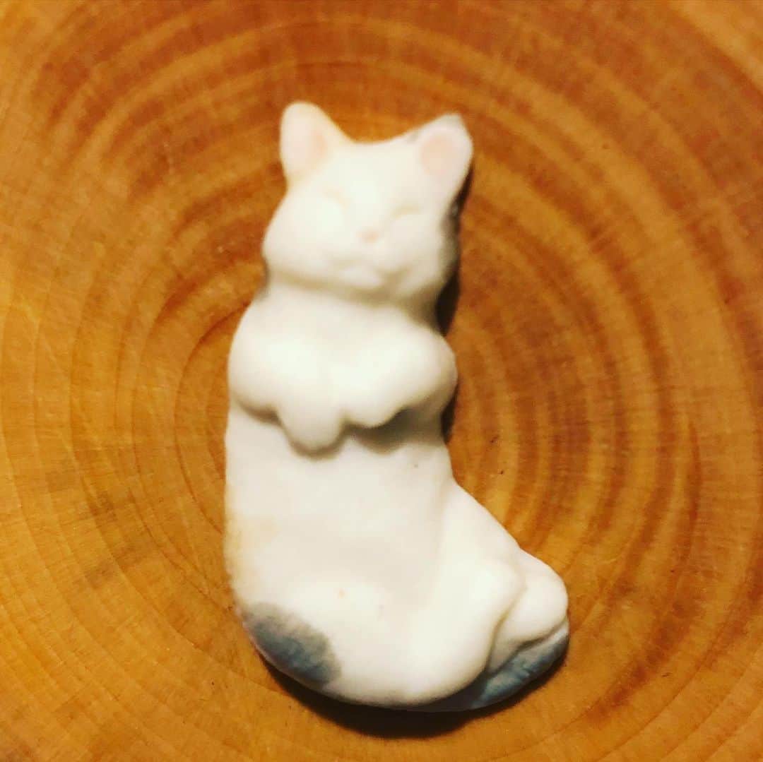 イチミ＆ポンズさんのインスタグラム写真 - (イチミ＆ポンズInstagram)「頂き物🎁 ガレット・デ・ロワ！ 噂には聞いていましたが、はじめて食べました！ 可愛い猫の陶器オブジェが入ってました！ポーズが誰かに似てると思ったら😂 家族でワクワクしながらいただきました😋ありがとうございます！」1月6日 21時59分 - shimejiwasabi