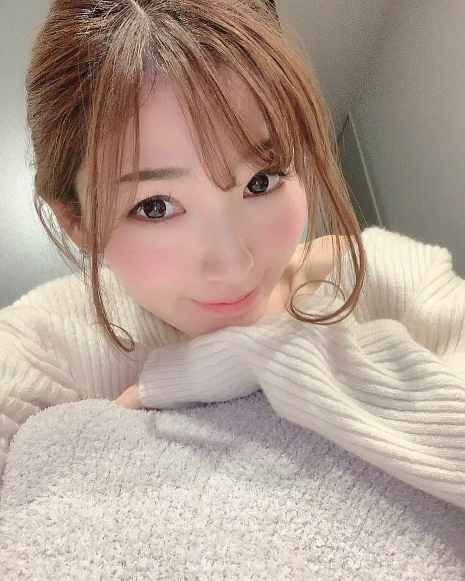 美波千夏さんのインスタグラム写真 - (美波千夏Instagram)「今日で33歳になりました🥺💓今日はお肉食べてきたんだけど脂がダメになってしまったかもしれないと気づいた33の夜〜 . 誕生日は親に感謝する日！でもおめでとうって言われるとやっぱり嬉しい💓 お祝いコメントありがとうございます😊 やっと厄年抜けるので今年はいい年にする！そしていい歳の取り方していきたいです！頑張りまーす！ . . . #birthday #誕生日」1月6日 21時59分 - chinatsu_minami