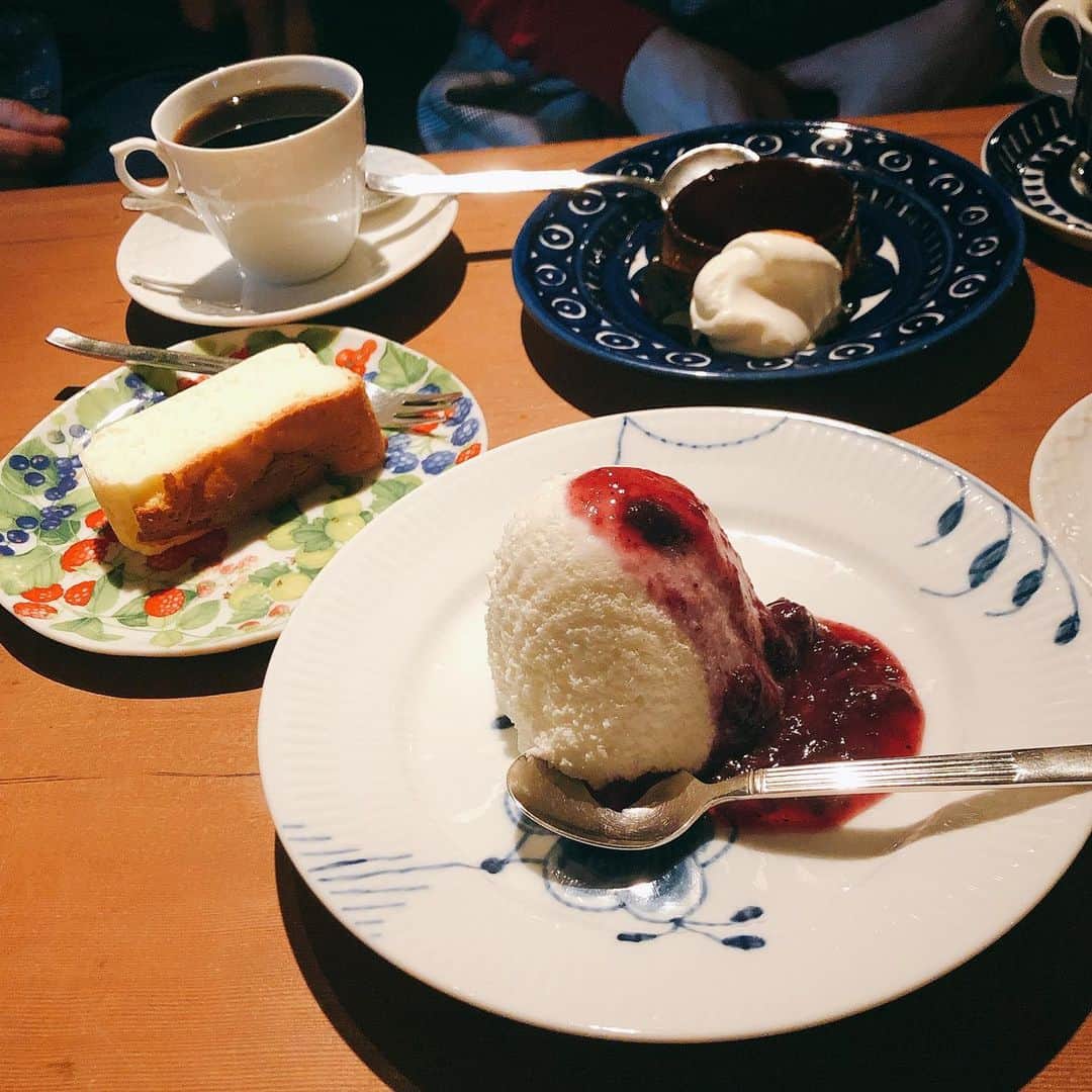 福岡聖菜さんのインスタグラム写真 - (福岡聖菜Instagram)「新たに。  @starbucksreserve_tokyo で 見つけたロゴキーホルダー。 スタイリッシュさが気に入って ついつい買ってしまったんだ  新しい年になってから使うと決めたから 明日からこのキーホルダーにお世話になります😌  2枚目からは関係ないのだけど 家族で行った喫茶店がとても 素敵だったので載せておくね  #キーホルダー　#星 #スターバックスリザーブロースタリー #中目黒カフェ  #カフェドラペ　#乃木坂カフェ　#喫茶店」1月6日 22時00分 - seina___ff