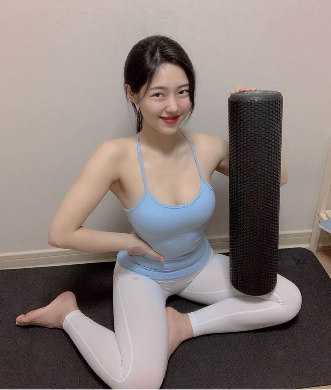 BodyON Koreaさんのインスタグラム写真 - (BodyON KoreaInstagram)「Wow!! @yoga_hyuna 👍😎💕 | | 🔥생각과 삶이 멋진 #운동 피플들을 바디온코리아는 응원합니다! | | 🍀자신 or 주변 지인 중에 짐패션 핫피플 계시면 #바디온코리아 or DM 보내주세요📩 | | #요가 #필라테스 #diet #gym #fit #girl #selca #거울샷 #운동 #운동복 #셀피 #일상 #instagood #레깅스 #브라탑 #healthy #눈바디 #fitness #바디체크 #폼롤러」1月6日 22時01分 - bodyonkorea