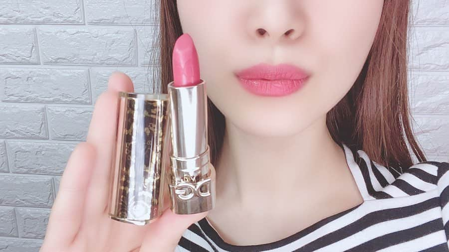 青山智美さんのインスタグラム写真 - (青山智美Instagram)「【#濃厚リップ @dolcegabbanamakeup 】 ♡ #dolceandgabbana の #lipstick 💄 初めて使ってみました💋 カスタムできるキャップもお洒落で オンリーワンなリップスティックに❤️ ♡ #ドルチェアンドガッバーナ ザ・オンリーワンルミナスカラー #リップスティック ★価格：4,400円 ★カラーバリエーション：32色 #キャップトゥコンプリート ★価格：1,600円 ★バリエーション：4種類 ♡ 私は230の#口紅 に#黒レース 02のキャップをchoice♬ このシリーズの#ドルガバ #リップ は、 ぺったりと濃厚でつけ心地はマットな印象♡ 光沢もあり鮮やかかつしっかりとした色付きが 印象的な唇にしてくれます♡ #唇 を主役にしたい時にオススメの#リップ ♡ ♡ #love #happy #smile #beauty #mensbeauty #skincare #makeup #cosme #menscosme  #dolceandgabbanabeauty  #美容 #メンズ美容 #ビューティー #メンズビューティー #スキンケア #メイク #コスメ #メンズコスメ #マットリップ」1月6日 22時01分 - tomomibeauty