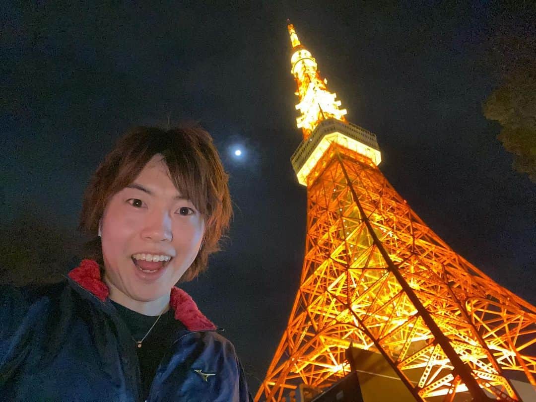 マスオのインスタグラム：「東京をテキトーにランニング！  東京タワー綺麗だ！」