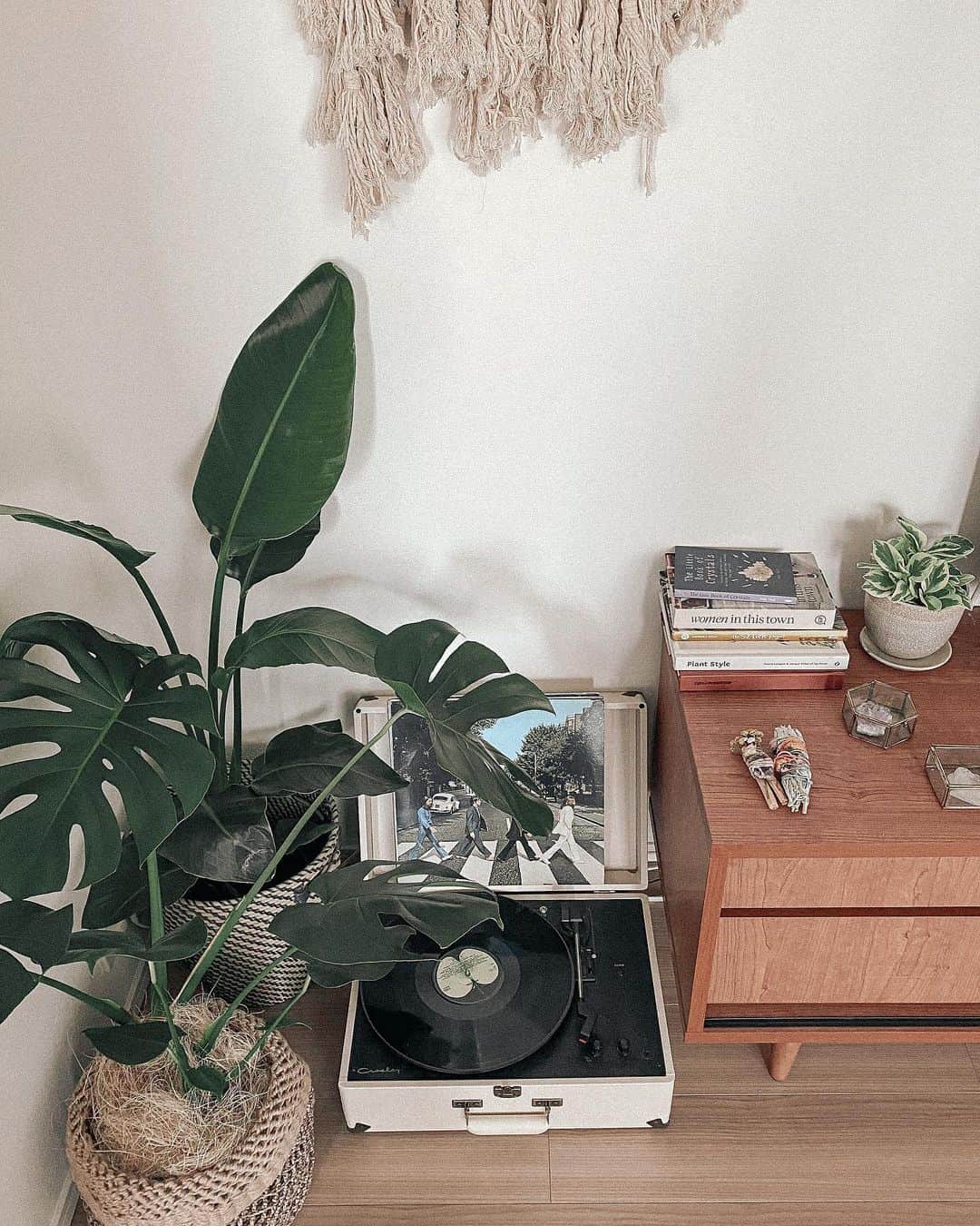 Manamiのインスタグラム：「🌿🌿🌿 レコードないなーって思ってたら実家にあったー💿💕 けど久々に聴こうとしたら針折れた😭⚡️ 調べても何買えばいいかよく分からなくて、 もし同じプレーヤー使ってる人か、 レコード詳しい方いたら教えてください🥺😭🙏🏽✨ @crosleyradio #マナシカの家」