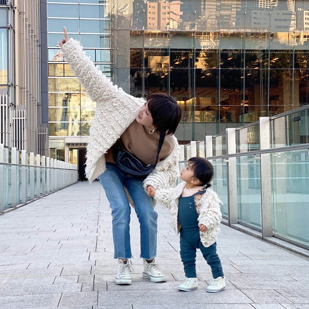 HALCALIのインスタグラム：「ニットカーディガンとコンバースで念願の母娘リンクコーデ☺️東京タワー大きいねー🗼って見てるところだよ😂最近はしっかり手を繋いでくれるようになったむすめです。可愛いです🤤たまに顔殴られるけど😇 #母娘コーデ #1歳半」