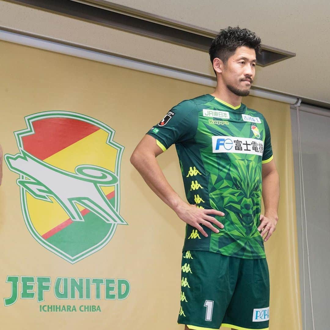 新井章太のインスタグラム：「JEF UNITED  2020年新体制発表会が行われました。もちろん、Ｊリーグでダントツに早いと思います😎笑  背番号は１を付けさせていただきます。この背番号に恥じぬようにいつもの自分より更に自分のスキルを高めていきたいと思います‼️ 新井がいて良かった。シーズンが終わったときにそう言ってもらえるように、今はただ１日１日を大切に100%をジェフの為に👊  #どうですか #似合ってるかな？ #行くぞJ1 #全員がそう信じてください #安易には考えてない #強くなる自信がある #新井章太」