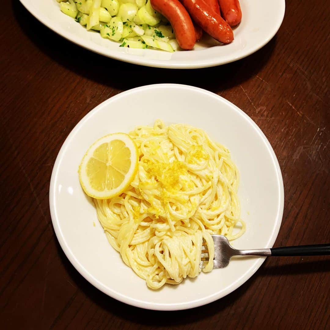 志摩有子さんのインスタグラム写真 - (志摩有子Instagram)「昨日青山のファーマーズマーケットでしまなみレモン🍋を買ってきたので、久しぶりにクリームを使ったレモンパスタ。酸味がフレッシュでトゲトゲしていないのでたっぷり果汁が使える。ノーワックスの皮も仕上げにたっぷり香り良し。合いの手はセロリのサラダとシャウエッセン。　@likelikekitchen  の #2品でパスタ定食　で病みつきになった組み合わせ。原稿もあと少し。 #レモンパスタ #クリームレモンパスタ  #しまなみレモン #シャウエッセン」1月6日 22時20分 - ariko418