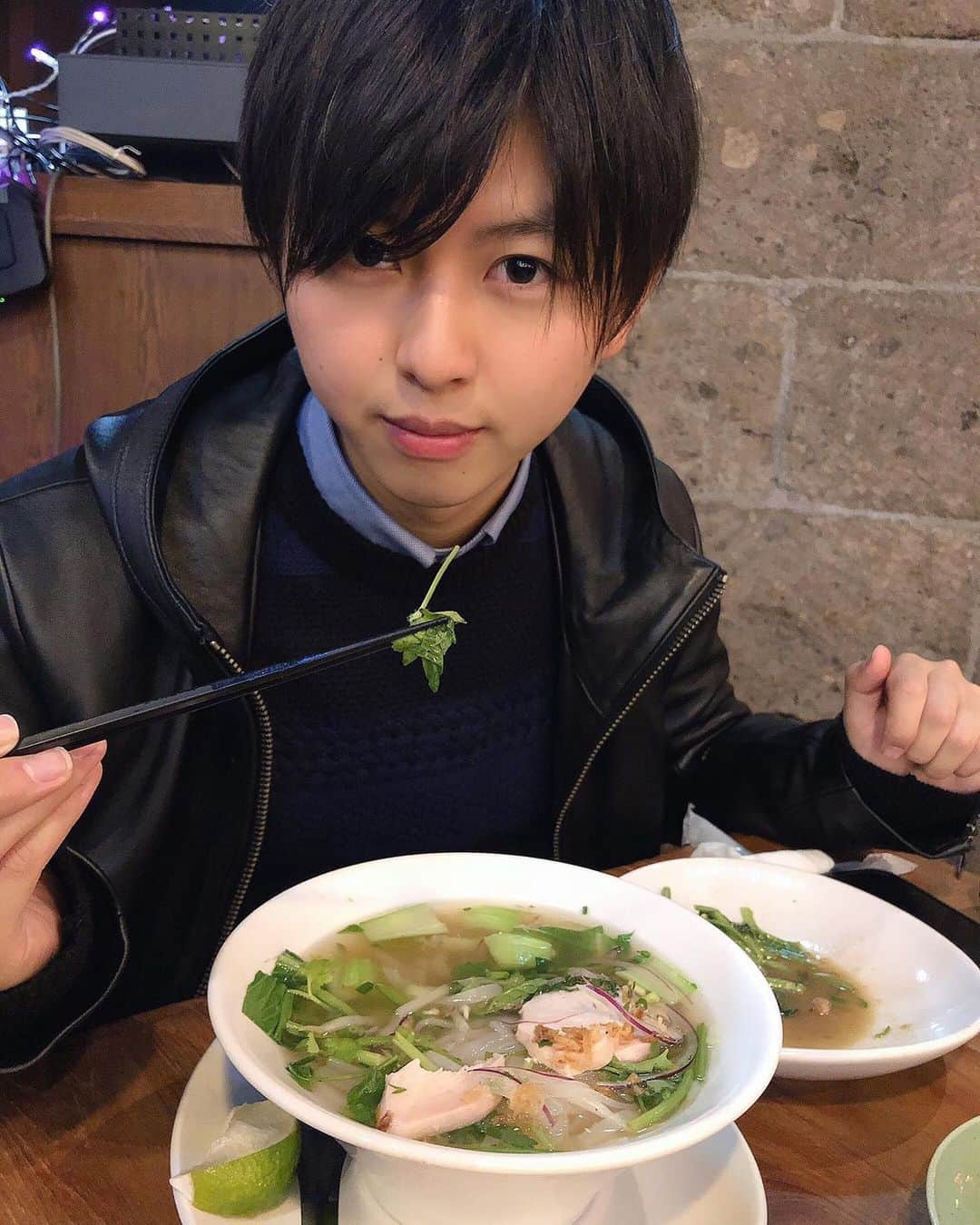 HIROKIのインスタグラム：「最近、主食がパクチーとか嘘やろ？ って言われることが増えました . 投稿してなくても絶対週2回はパクチーを食べてるんだよ？ . . 僕はパクチーのような人間になりたいな。 . 万人に好かれるより、 好き嫌いが分かれても 自分の個性というか味を強く持ってる。 . . みんなはどんな食べ物になりたい？😇 . . #どんな質問やねん  #パクチー男子 #🌱 #qyoto #violin #hiroki」