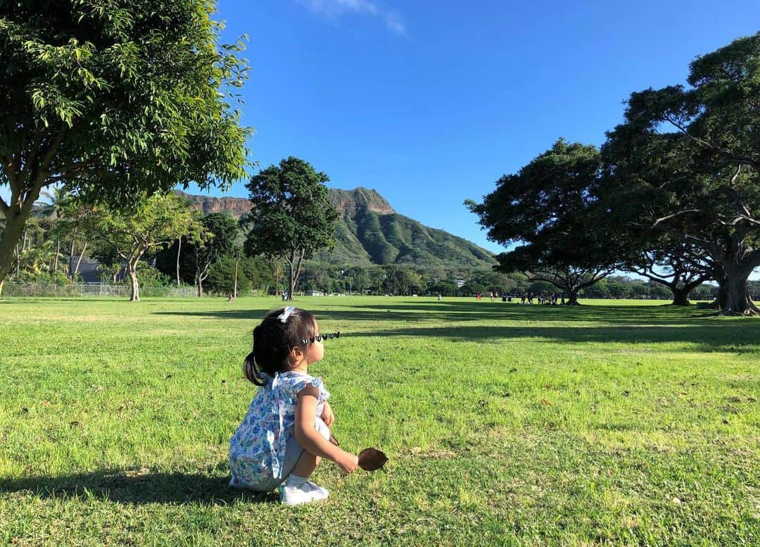 林香里さんのインスタグラム写真 - (林香里Instagram)「・ ・ 娘とのお気に入り写真📷🌺 ハワイ滞在中は海にプール、あと公園はマスト✔︎ 日本とは比べ物にならないくらい広大な芝生と ダイアモンドヘッドが見えるこの 素晴らしいロケーション⛰💯 ただただ、いるだけで気が浄化されて パワーも、もらえた気がした✨✨✨ それぐらい自然豊かで気持ちのいい場所。  その横で息子はパパと🏉 娘は、ひたすら🕊を追っかけてたんだけどねw🤣🤪 #hawaii#oafu#diamondhead  #niceview#family#mykids #mama#love#happy#vacation」1月6日 22時30分 - kaori_hayashi1203