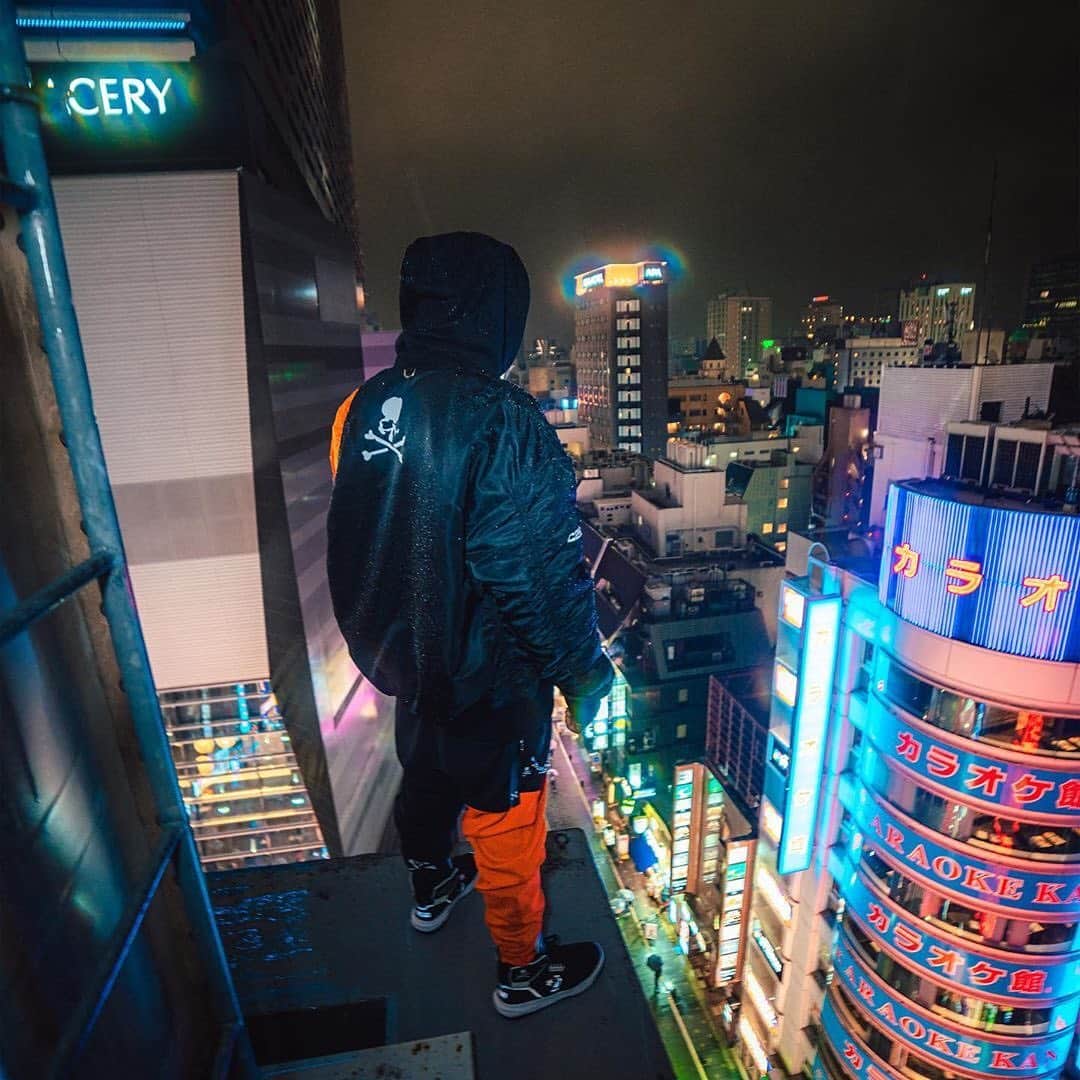 HYPEBEASTさんのインスタグラム写真 - (HYPEBEASTInstagram)「@hypebeaststyle: @c2h4 and @mastermindworld_official have come together for a Made by @alphaindustries capsule. Centered around two-tone color palettes of “Black/Orange,” “Black/Red,” “Black/Pink,” the special range is comprised of bomber jackets, hoodies, T-shirts and a set of five-pocket sweatpants. All of the items are available now at @hbx.⁠⠀ Photo: @akiraharigae/@mastermindjapan_official」1月6日 22時31分 - hypebeast