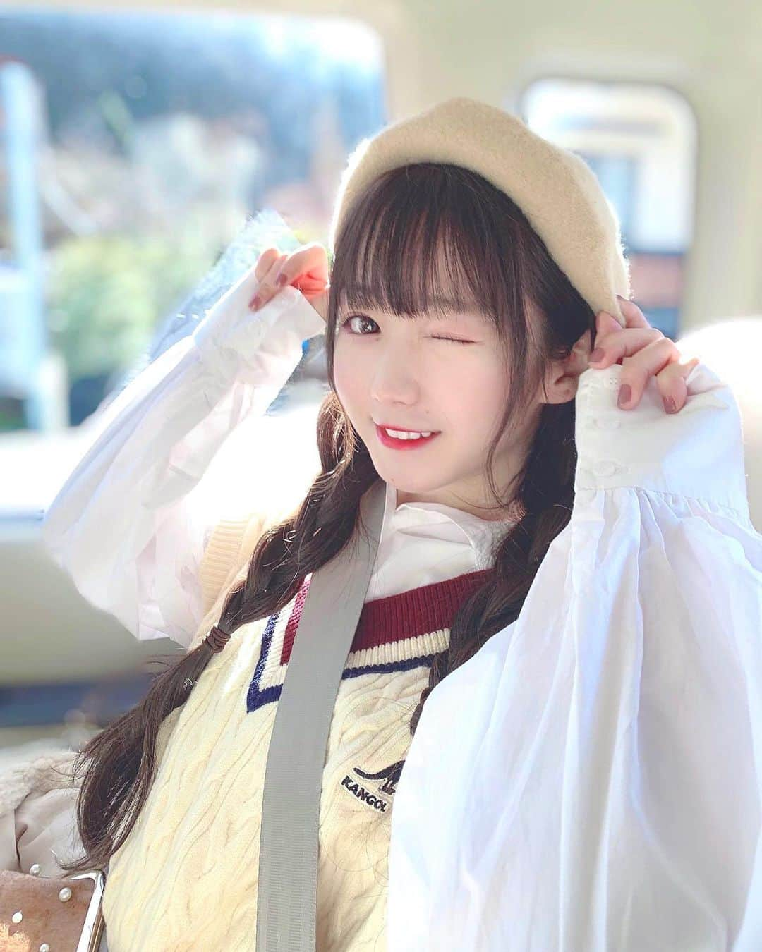 大谷映美里さんのインスタグラム写真 - (大谷映美里Instagram)「🦘🍎🦘🍎 ㅤㅤㅤㅤㅤㅤㅤㅤㅤㅤㅤㅤㅤ お正月は2日間長野の大自然の中で過ごしたよ〜。 私なりのおばあちゃん家に行くコーデ👵🏻♡笑 ㅤㅤㅤㅤㅤㅤㅤㅤㅤㅤㅤㅤㅤ 4枚目に全身あります〜🏷 ㅤㅤㅤㅤㅤㅤㅤㅤㅤㅤㅤㅤ ニットベスト#earth シャツ#zara  バッグ、コート#cattykitten ベレー帽#mellowneon  靴下#tutuanna スニーカー#converse ㅤㅤㅤㅤㅤㅤㅤㅤㅤㅤㅤㅤㅤ」1月6日 22時31分 - otani_emiri