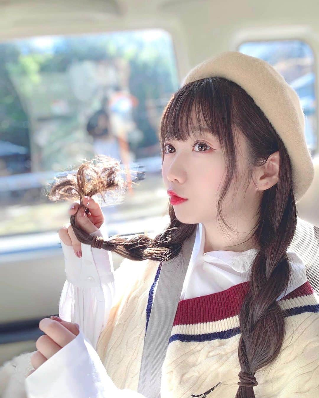 大谷映美里さんのインスタグラム写真 - (大谷映美里Instagram)「🦘🍎🦘🍎 ㅤㅤㅤㅤㅤㅤㅤㅤㅤㅤㅤㅤㅤ お正月は2日間長野の大自然の中で過ごしたよ〜。 私なりのおばあちゃん家に行くコーデ👵🏻♡笑 ㅤㅤㅤㅤㅤㅤㅤㅤㅤㅤㅤㅤㅤ 4枚目に全身あります〜🏷 ㅤㅤㅤㅤㅤㅤㅤㅤㅤㅤㅤㅤ ニットベスト#earth シャツ#zara  バッグ、コート#cattykitten ベレー帽#mellowneon  靴下#tutuanna スニーカー#converse ㅤㅤㅤㅤㅤㅤㅤㅤㅤㅤㅤㅤㅤ」1月6日 22時31分 - otani_emiri