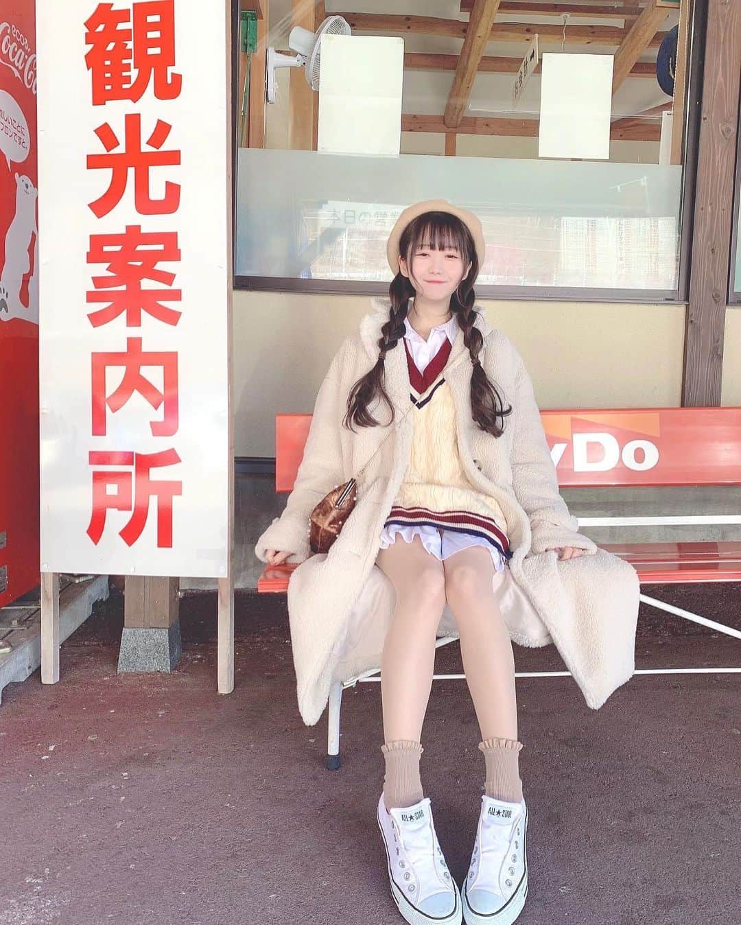 大谷映美里さんのインスタグラム写真 - (大谷映美里Instagram)「🦘🍎🦘🍎 ㅤㅤㅤㅤㅤㅤㅤㅤㅤㅤㅤㅤㅤ お正月は2日間長野の大自然の中で過ごしたよ〜。 私なりのおばあちゃん家に行くコーデ👵🏻♡笑 ㅤㅤㅤㅤㅤㅤㅤㅤㅤㅤㅤㅤㅤ 4枚目に全身あります〜🏷 ㅤㅤㅤㅤㅤㅤㅤㅤㅤㅤㅤㅤ ニットベスト#earth シャツ#zara  バッグ、コート#cattykitten ベレー帽#mellowneon  靴下#tutuanna スニーカー#converse ㅤㅤㅤㅤㅤㅤㅤㅤㅤㅤㅤㅤㅤ」1月6日 22時31分 - otani_emiri