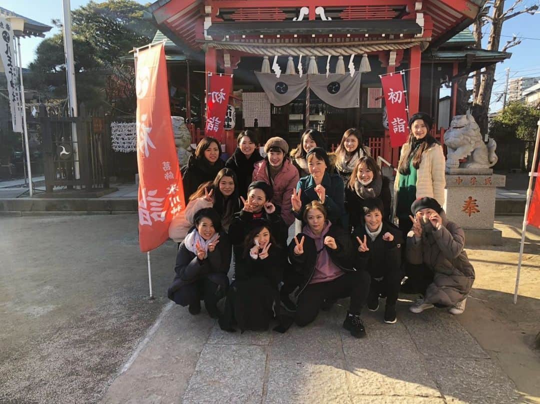 知念紗耶のインスタグラム：「今日は練習会初めだったので✨ 稽古場近くの神社にお詣りに行きました！お仕事で参加できなかったメンバーの分も😊🙏 今年もみんなが怪我なく健康に過ごせますように☺️✨」