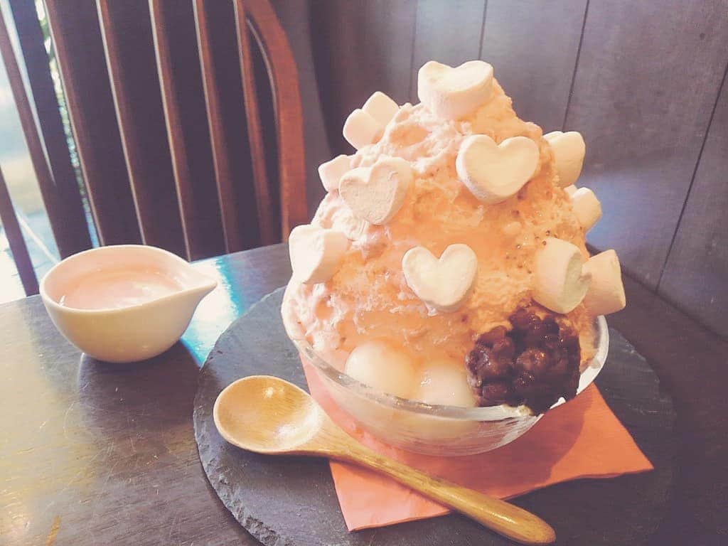 おいもカフェ金糸雀さんのインスタグラム写真 - (おいもカフェ金糸雀Instagram)「. ピンクのハートがカワイイ『いちごミルクかき氷』。 苺のつぶつぶ果肉が入った濃厚な苺ミルクソースの上に、いちご風味のマシュマロを散りばめた、ふわふわかき氷です♪ . #おいもカフェ金糸雀 #おいもカフェ #鎌倉 #小町通り#湘南 #神奈川#カフェ #鎌倉カフェ #湘南カフェ #神奈川カフェ#鎌倉スイーツ#鎌倉グルメ #鎌倉デート #鎌倉散歩 #鎌倉旅行 #かき氷 #スイーツ #いちご #いちごかき氷#いちごスイーツ #マシュマロ #かわいい #ピンク #ハート #カフェ巡り #kamakura #cafe #sweets #kawaii #japan . 《おいもカフェ金糸雀》 営業時間：10:00-18:00(L.O.17:30) 定休日：水曜日 248-0006 神奈川県鎌倉市小町2-10-10 小町TIビル1F TEL：0467-22-4908」1月6日 22時37分 - oimocafekanaria