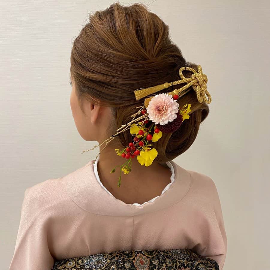 Tomoyo Kitamuraさんのインスタグラム写真 - (Tomoyo KitamuraInstagram)「ブランシュのお正月2020はじまりました🎍 生花と組紐を飾った和装シニヨン。  今週は着付けと和髪ラッシュで混雑しますので、ヘアセットだけでもお時間余裕をもってご来店をお願い致します。 お着付けをご予約の方は、時間厳守でお願いします。  お正月のお飾りはまだたくさん在庫ございますので、ご安心を♡  #ヘアメイク #ヘアセット #ヘアアレンジ #ヘアスタイル #銀座#美容師 #ウェディング#ウェディングヘア #ブライダル#ブライダルヘア #結婚式#プレ花嫁#花嫁#前撮り#着物#浴衣 #シニヨン#ダウン#夜会巻き #ヘアメイクリハーサル #bride#bridehair#bridal#updo#upstyle」1月6日 22時56分 - tmy_o3.pugmi