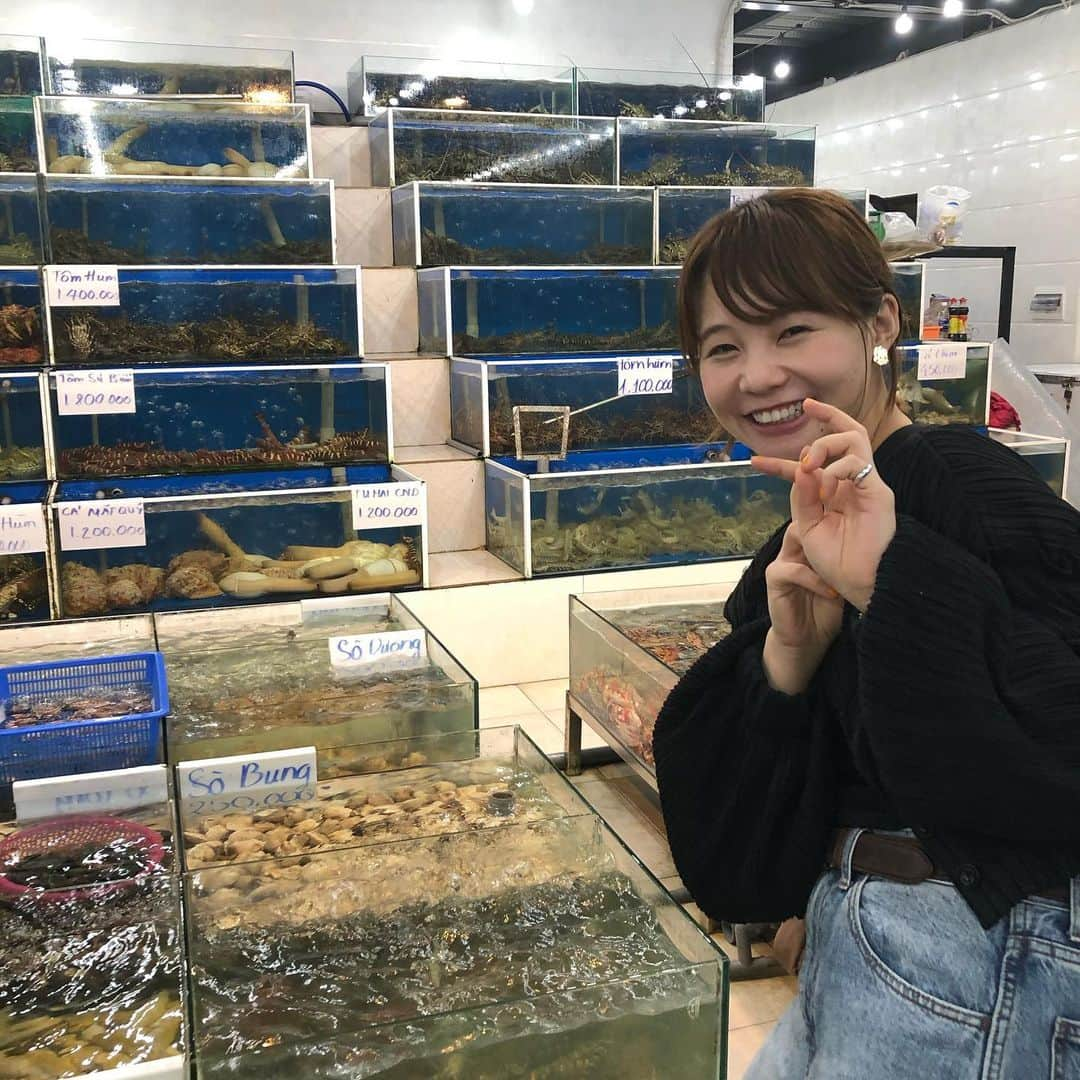 真奈さんのインスタグラム写真 - (真奈Instagram)「ベトナム🇻🇳 水槽から好きな海産物を 選んで食べられるの🐟💓 めーーっちゃ おいしかった🥰 . #ダナン #ベトナム」1月6日 23時05分 - manatmnt0116