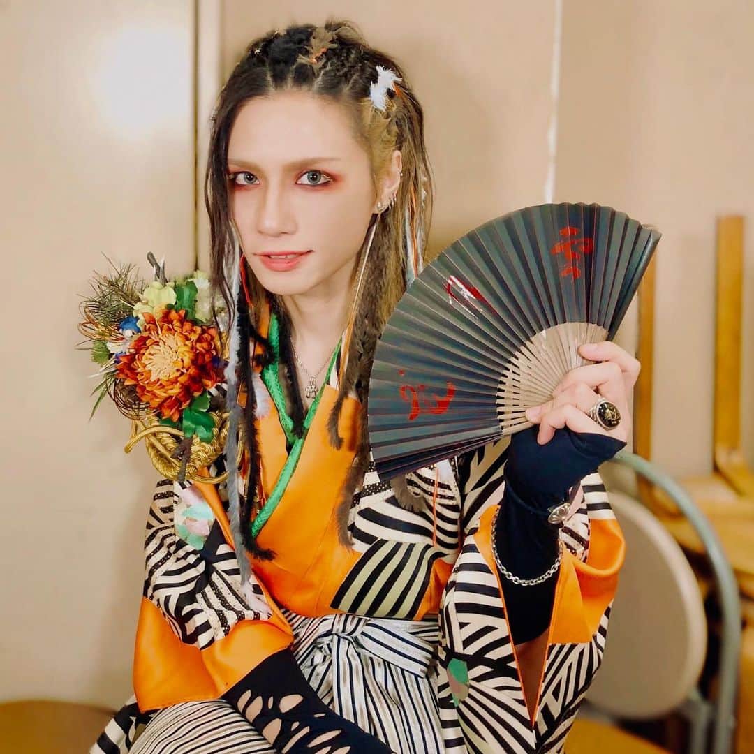 瑠伊のインスタグラム：「Happy New Year 2020!! 明けましたねー。 明けてから早くも6日が経過しました。 今日から仕事始めって方が多かったのではないでしょうか？  僕は今年は新年早々べすぱちというLIVEをしてきました。  そして今は今年二度目のお正月気分を楽しんでおります。 食べるか寝るかの2択生活です。 そして夜中に少し散歩に出掛けます。 そんな毎日。  お正月らしい事はべすぱちで沢山してきました。 お正月っぽい衣装をまとい、鏡割りや書き初め、羽子板等。大入り袋やおもちもまきました。 その想い出ムービーのいくつかをこちらに置いておきます。 皆様新年早々ありがとうございました。  今年も精力的に活動いたします。 まずはセンターラインのバースデーLIVEがあり、月末にはLillのアルバムリリース及びイベント。 2月は大阪でのコンセプトLIVE、そして月末ミニアルバムリリース。 そして3月はBugLugとの2マンやGvCがスタート。そのまま6月まで駆け抜けるとあっという間に七夕です。 そしてもうオリンピックです。 2020年もあれよあれよと過ぎ去ってしまいそうですが、1日1日噛み締めて楽しみましょう。 何卒よろしくお願い致します。  瑠伊」