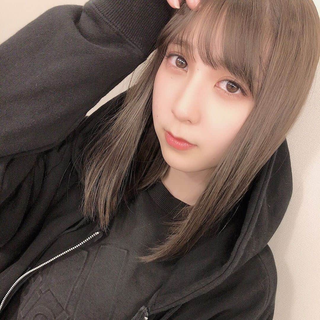 松岡菜摘のインスタグラム：「. . りみかカメラ☺︎ . 髪色がめちゃめちゃかわいい。 うれしい。うきうき。 @truckin_shidayama . #hair #haircolor」