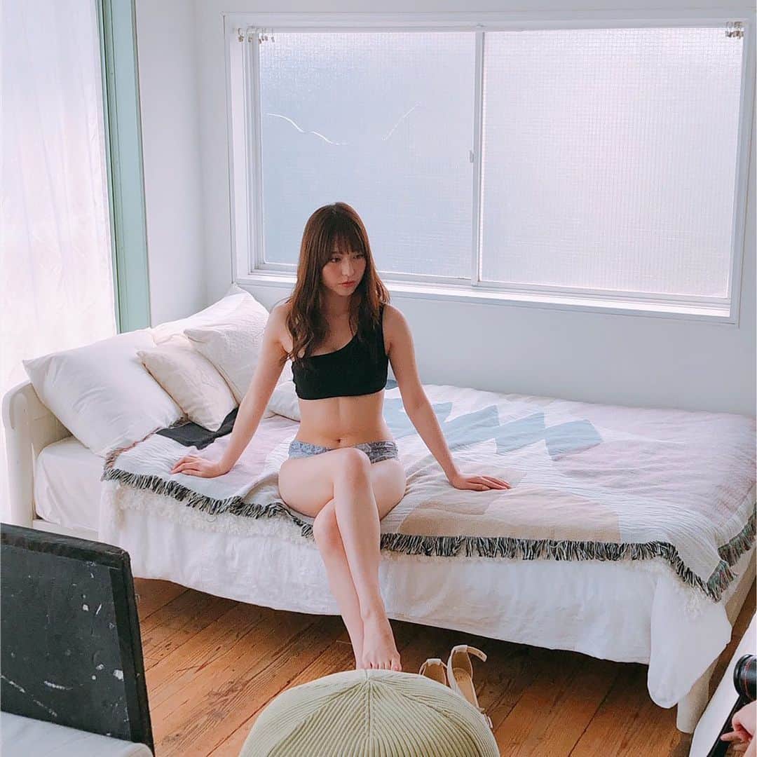堀尾実咲のインスタグラム：「【情報解禁🐰♥️】 少し前にお知らせしたグラカラ🎤の配信日が決まりました！  配信予定期間：2020/1/19～2021/1/18  ぜひぜひお近くのカラオケにて鑑賞会してくださいな☺️ DAMで観られるよ♡  また呼んでいただけると思ってなかったから本当に嬉しいお仕事でした☺️ ヒトカラもするぐらい大好きなカラオケだもの☺️ みんなグラカラ観るためにまたカラオケ通い詰めてね🤤🎤♥️笑  今回の撮影は倉田夏希ちゃん、日向りくちゃんと一緒でした☺️ https://www.clubdam.com/app/dam/dam/special_detail.html?feature_id=591  #カラオケ #DAM #映像 #グラカラ」