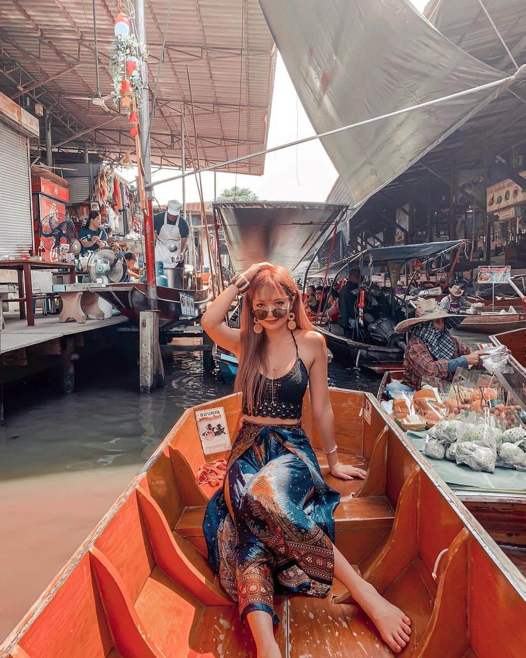 RUI ONUMAさんのインスタグラム写真 - (RUI ONUMAInstagram)「ㅤㅤㅤㅤㅤㅤㅤㅤㅤㅤㅤㅤㅤ Floating Market⛵️🍌🥥 ㅤㅤㅤㅤㅤㅤㅤㅤㅤㅤㅤㅤㅤ タイの伝統的な #水上マーケット 本当に船の上でお買い物が できるんだよー！ ㅤㅤㅤㅤㅤㅤㅤㅤㅤㅤㅤㅤㅤ 昔ながらの風景が素敵だった👏 ㅤㅤㅤㅤㅤㅤㅤㅤㅤㅤㅤㅤㅤ 洋服は現地で調達したよん🐘 ㅤㅤㅤㅤㅤㅤㅤㅤㅤㅤㅤㅤㅤ ――――――――――――― ㅤㅤㅤㅤㅤㅤㅤㅤㅤㅤㅤㅤㅤ 🗺 #thai #タイ ㅤㅤㅤㅤㅤㅤㅤㅤㅤㅤㅤㅤㅤ 📍#水上マーケット  #floatingmarket  #DamnoenSaduak #damnoensaduakfloatingmarket  ㅤㅤㅤㅤㅤㅤㅤㅤㅤㅤㅤㅤㅤ ――――――――――――― ㅤㅤㅤㅤㅤㅤㅤㅤㅤㅤㅤㅤㅤ #おーぬまんthai旅」1月6日 23時12分 - onumaaan