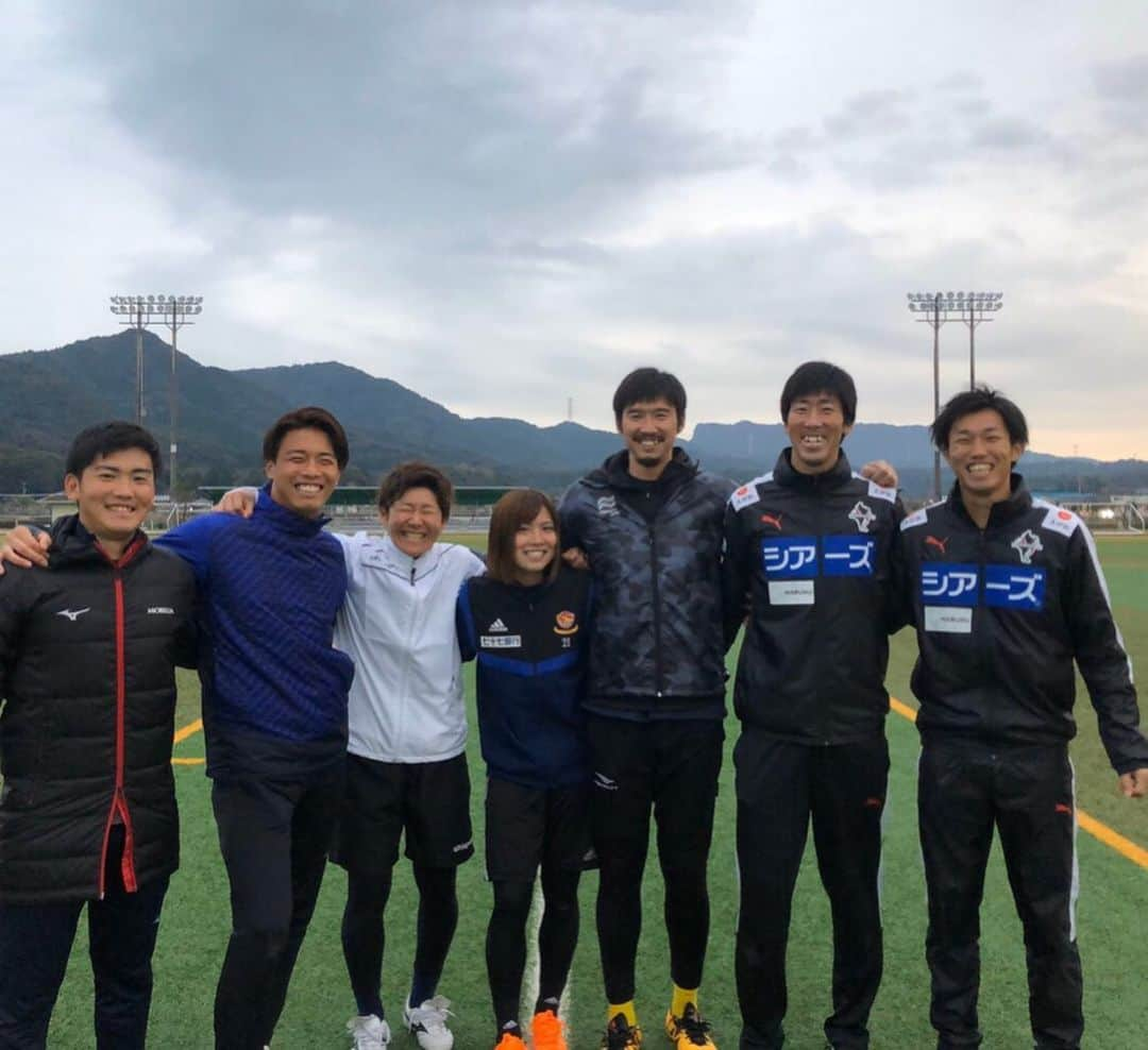 山ノ井拓己さんのインスタグラム写真 - (山ノ井拓己Instagram)「GLA （Goleiro's Life Academy） このような機会をくださった六反さんありがとうございました！@rokutan_13 プレーヤーとしても指導者としても成長出来ました⚽️ この経験を糧にして今シーズン頑張って行きます！ いよいよチームも始動します。 今シーズンも熱い応援宜しくお願いします！  それにしても2枚目やり切った感強いし。笑 6枚目汗かきすぎ。💦😂 一体感最高でした！ 写真楽しそう😊📸👌 #六反勇治 さん#gla  #福元美穂 さん #村尾龍矢 さん #畑実 さん #内山圭 さん #池尻凪沙 さん #山ノ井拓己  #アビスパ福岡  #ナギガゼッタイ #合言葉  #😂 #一体感  #👌」1月6日 23時13分 - takumi_yamanoi