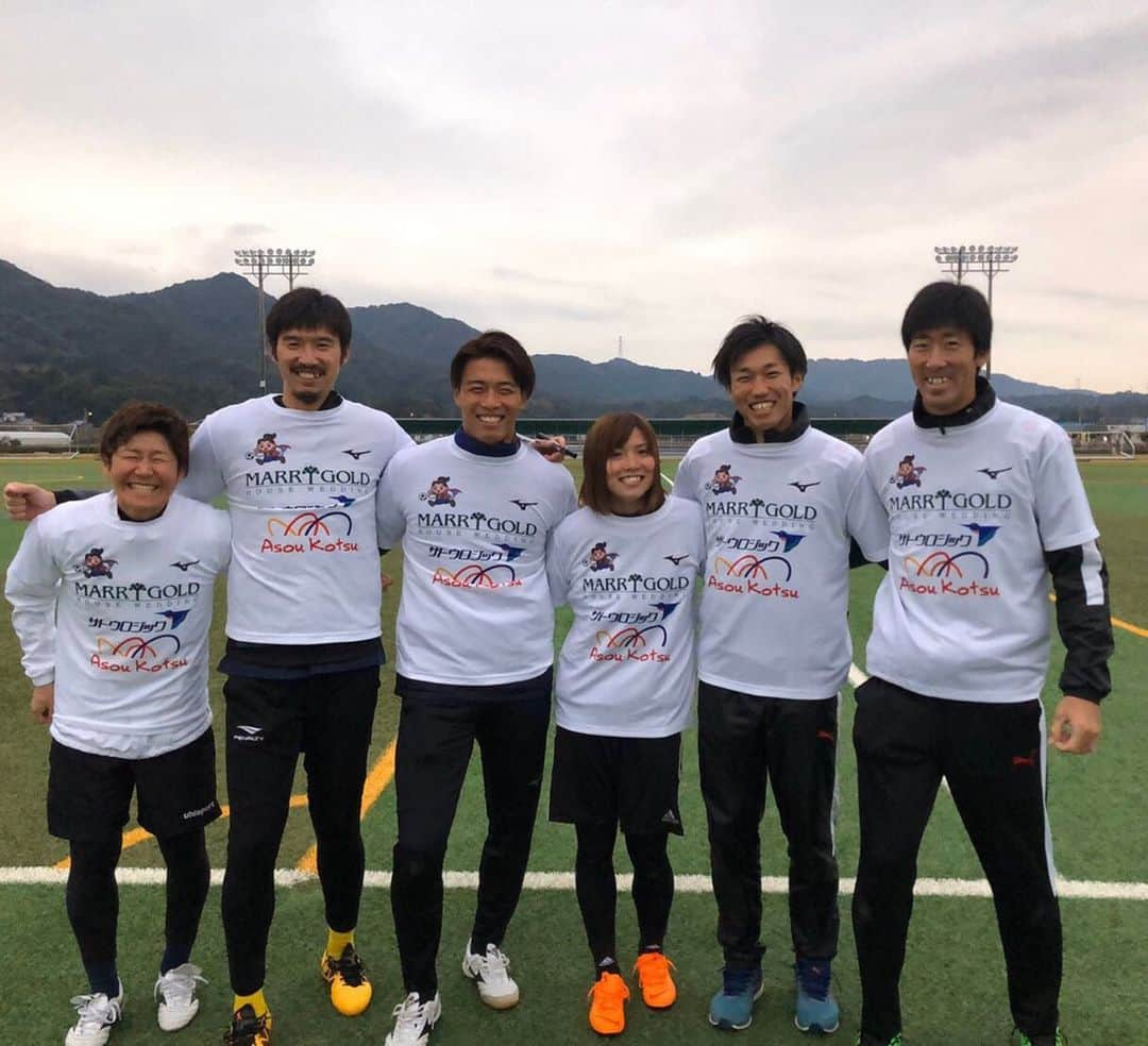 山ノ井拓己さんのインスタグラム写真 - (山ノ井拓己Instagram)「GLA （Goleiro's Life Academy） このような機会をくださった六反さんありがとうございました！@rokutan_13 プレーヤーとしても指導者としても成長出来ました⚽️ この経験を糧にして今シーズン頑張って行きます！ いよいよチームも始動します。 今シーズンも熱い応援宜しくお願いします！  それにしても2枚目やり切った感強いし。笑 6枚目汗かきすぎ。💦😂 一体感最高でした！ 写真楽しそう😊📸👌 #六反勇治 さん#gla  #福元美穂 さん #村尾龍矢 さん #畑実 さん #内山圭 さん #池尻凪沙 さん #山ノ井拓己  #アビスパ福岡  #ナギガゼッタイ #合言葉  #😂 #一体感  #👌」1月6日 23時13分 - takumi_yamanoi